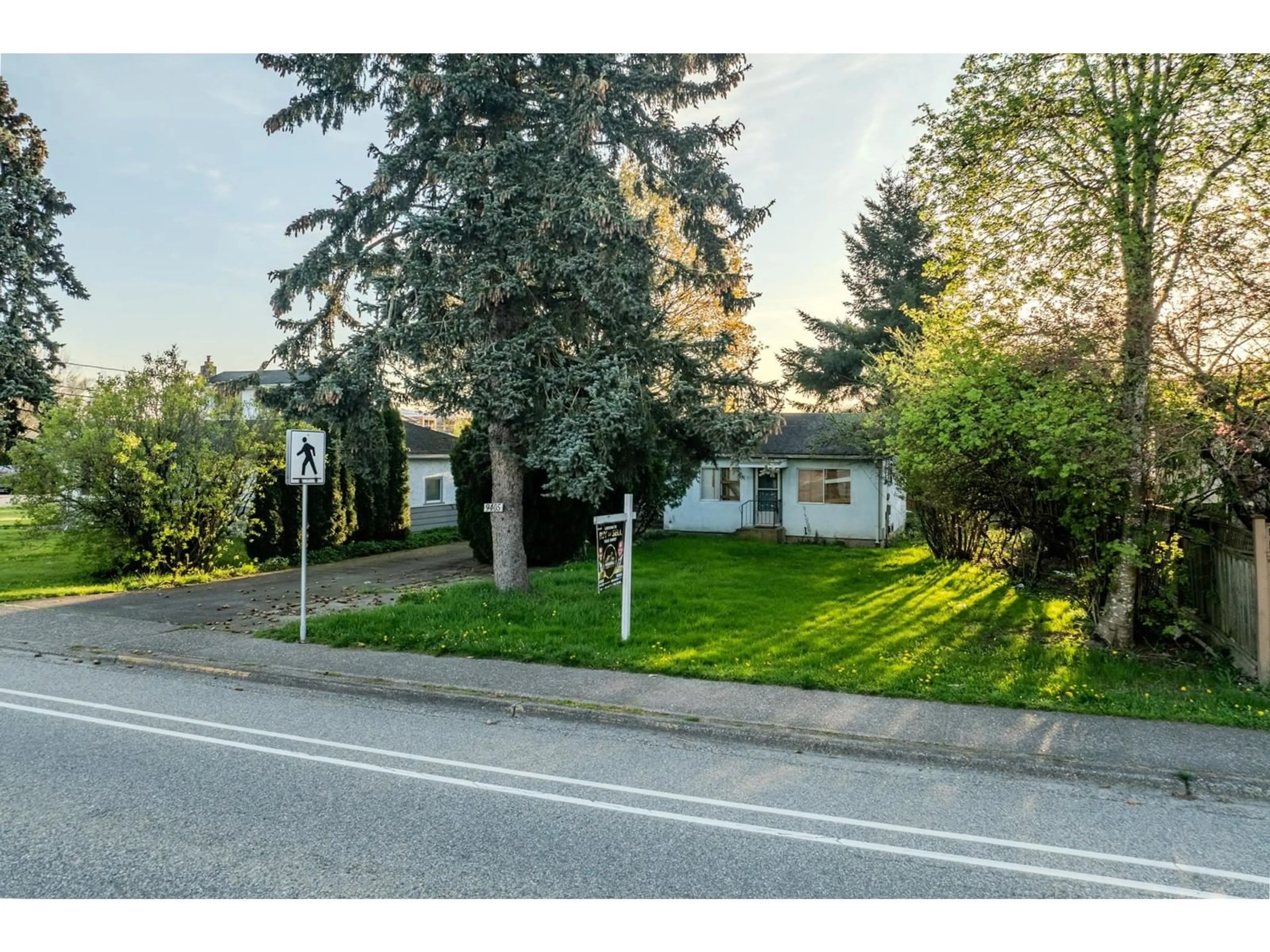 A pic from outside/outdoor area/front of a property/back of a property/a pic from drone, street for 9405 BROADWAY STREET, Chilliwack British Columbia V2P5T8