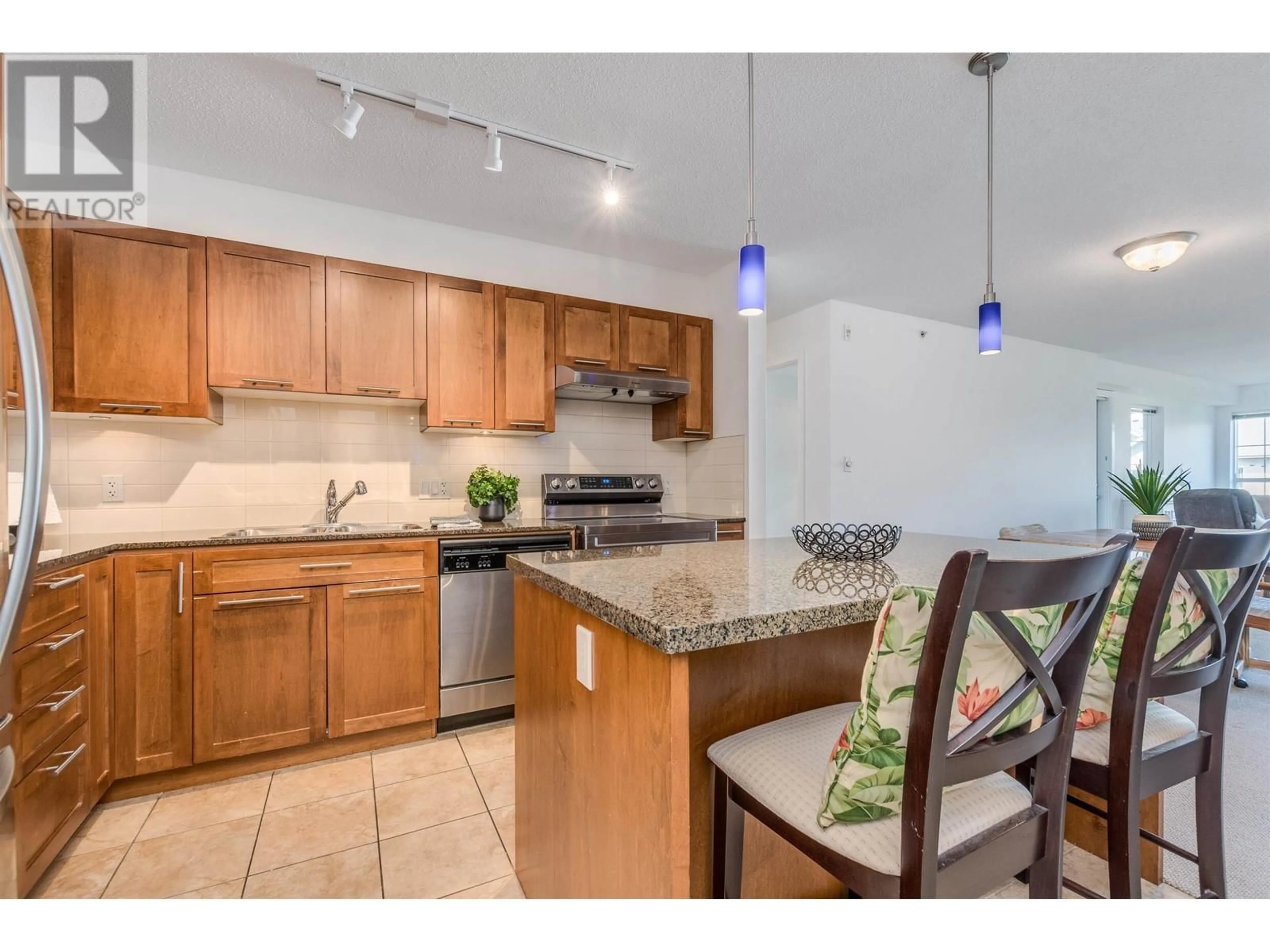 Open concept kitchen, ceramic/tile floor for 423 - 19677 MEADOW GARDENS WAY, Pitt Meadows British Columbia V3Y0A2