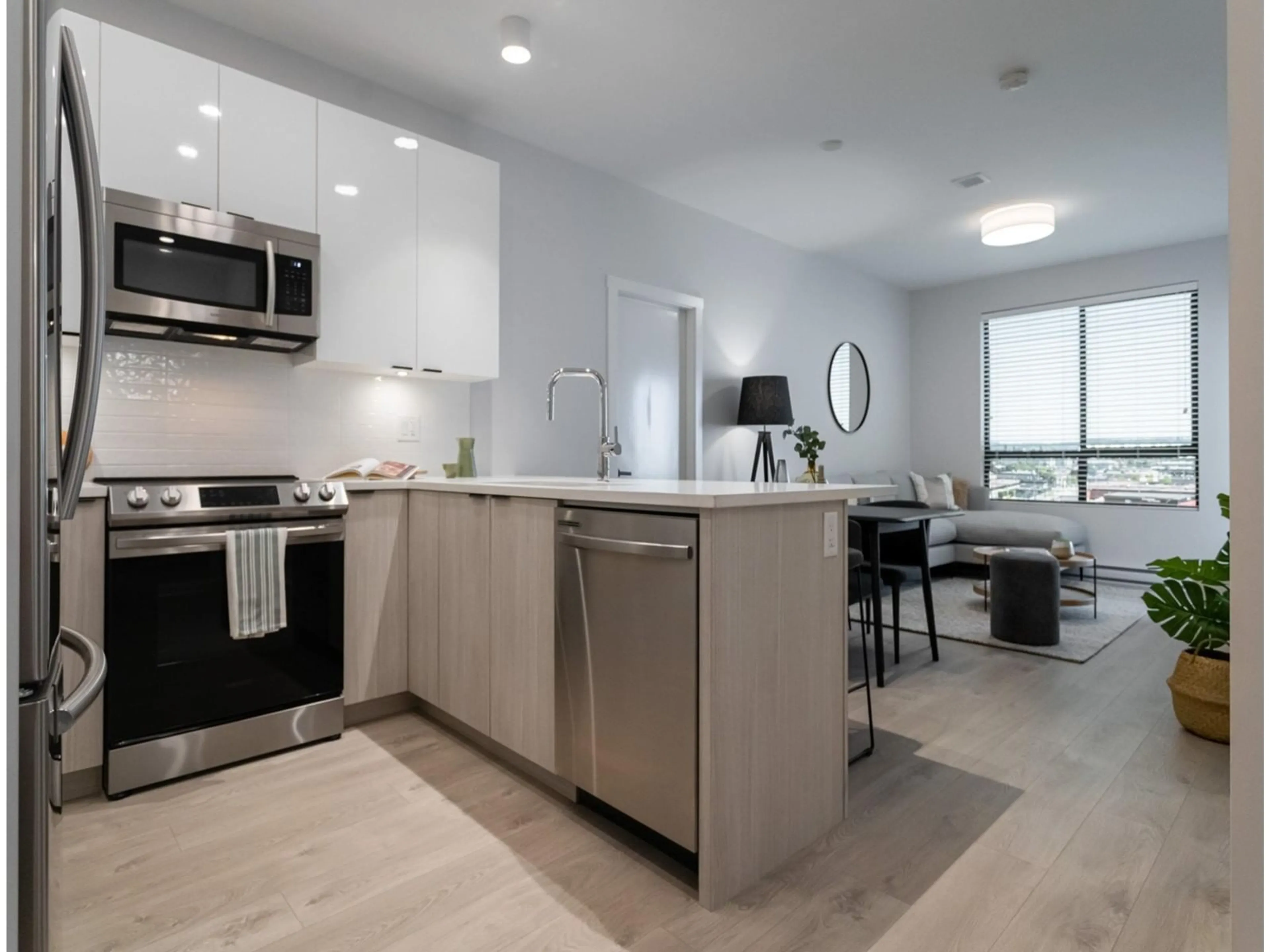 Open concept kitchen, unknown for 513 - 13458 95, Surrey British Columbia V3R7W4