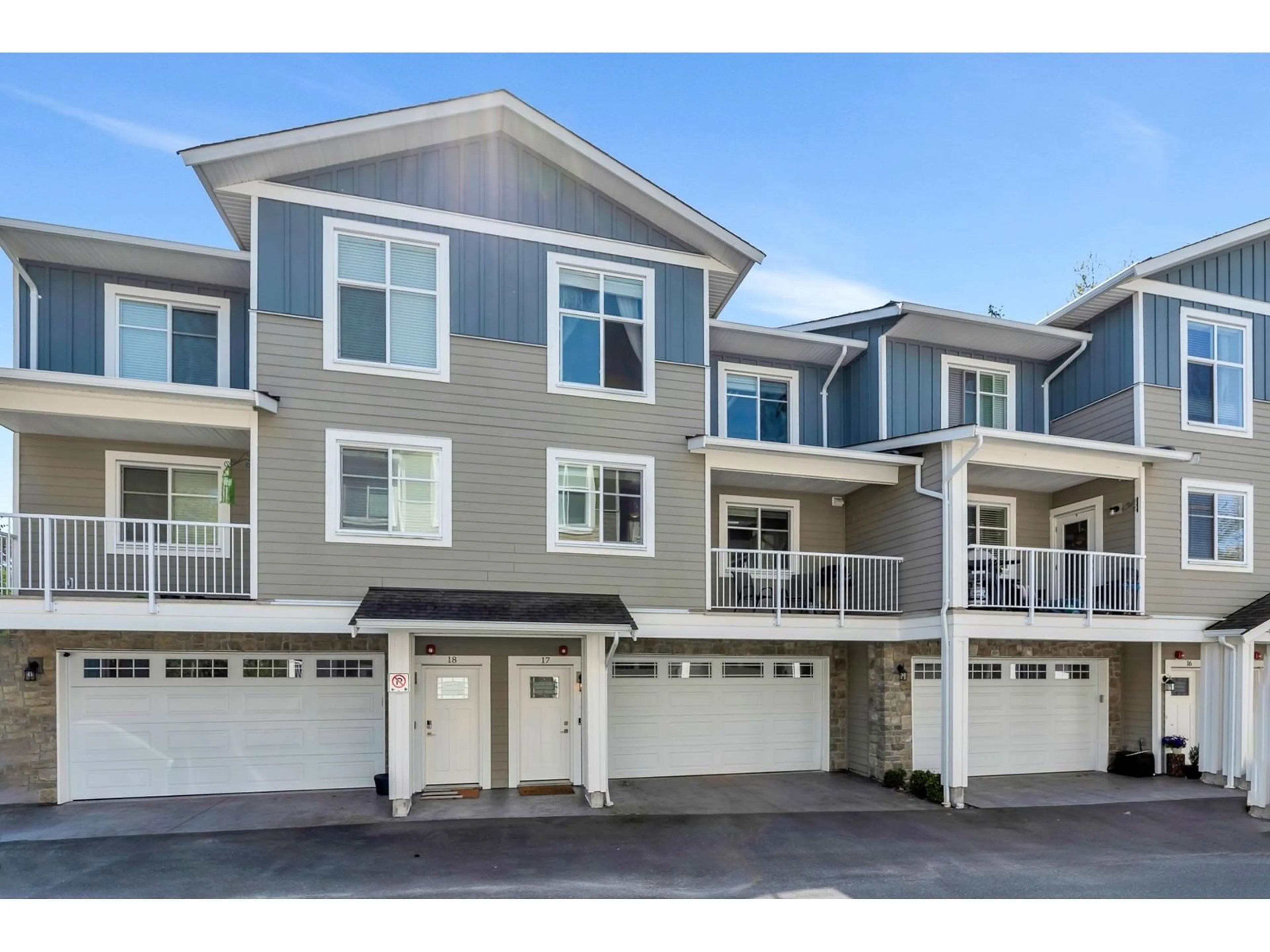 Home with vinyl exterior material, street for 17 - 32921 14TH, Mission British Columbia V2V0E9
