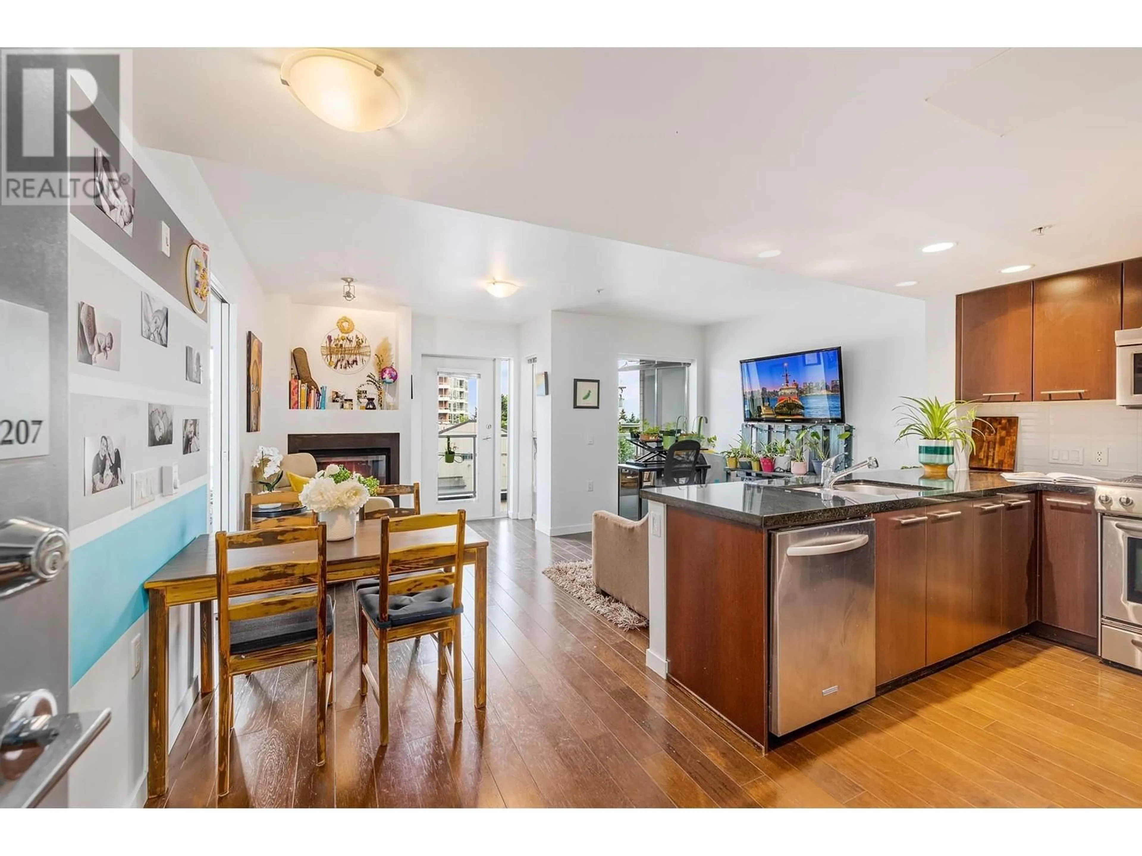 Open concept kitchen, unknown for 207 - 1288 CHESTERFIELD AVENUE, North Vancouver British Columbia V7M0B1