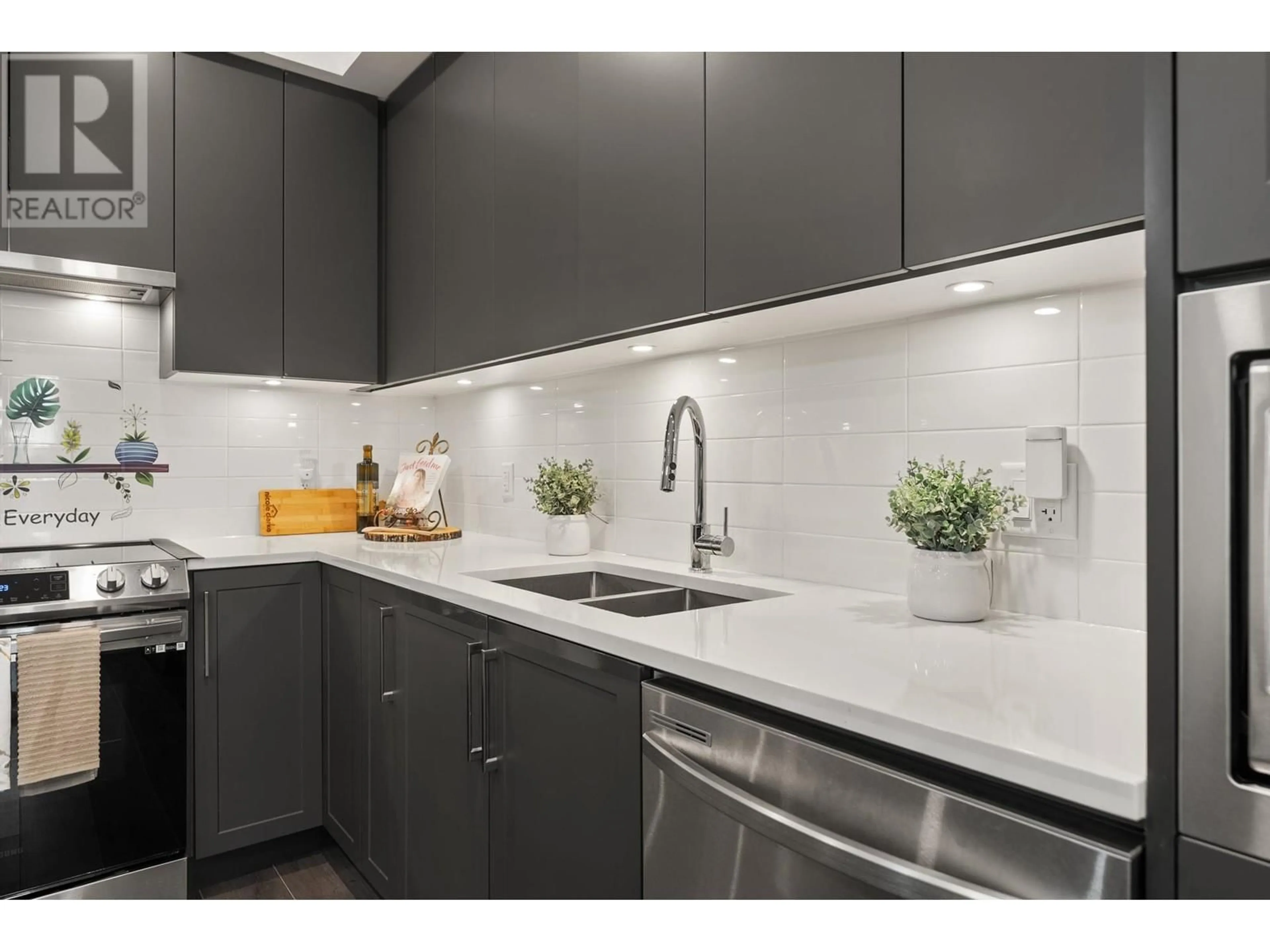 Contemporary kitchen, ceramic/tile floor for 1966 OSPREY DRIVE, Tsawwassen British Columbia V4M0E8