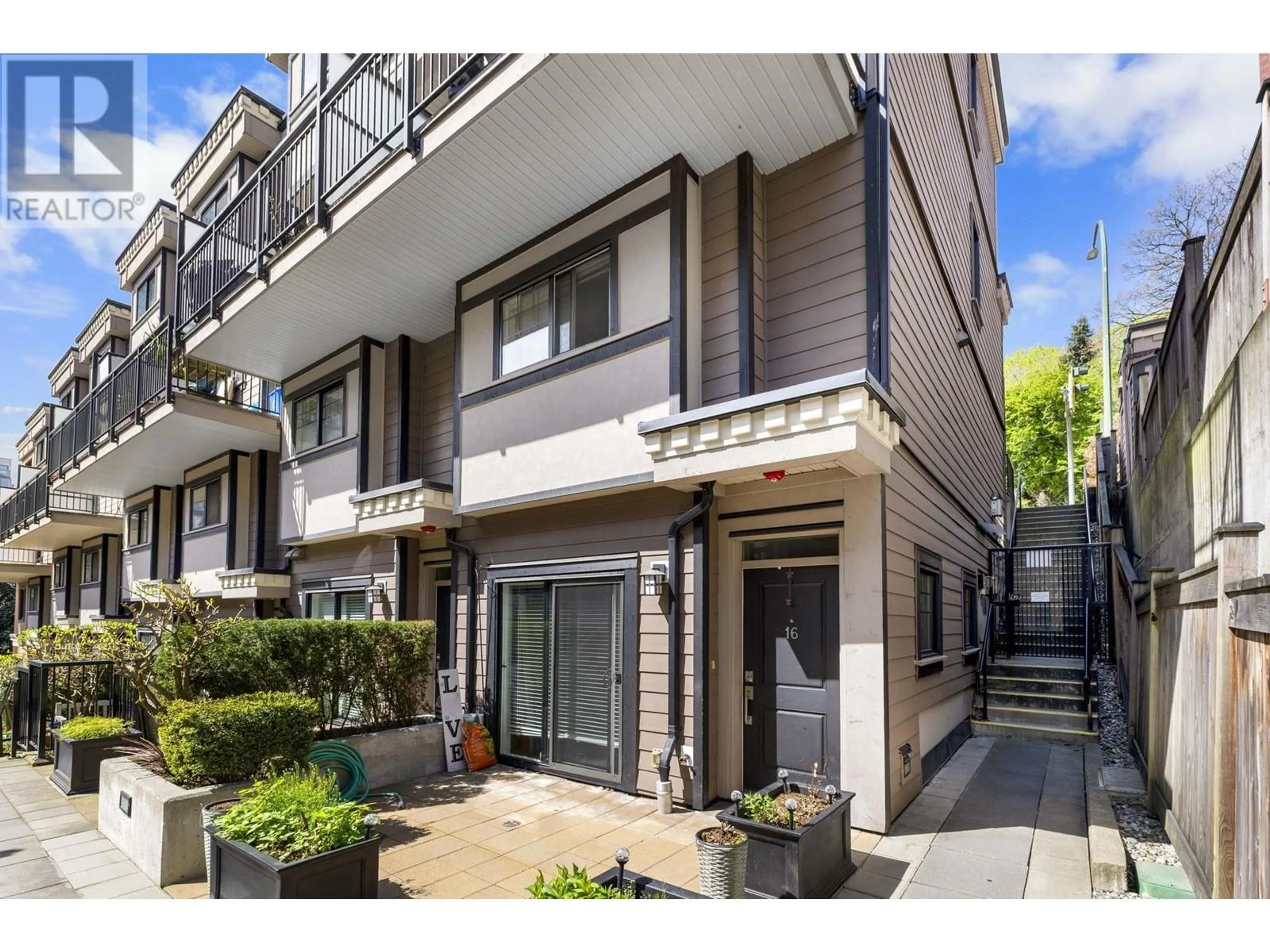 Patio, street for 16 - 838 ROYAL AVENUE, New Westminster British Columbia V3M1J9