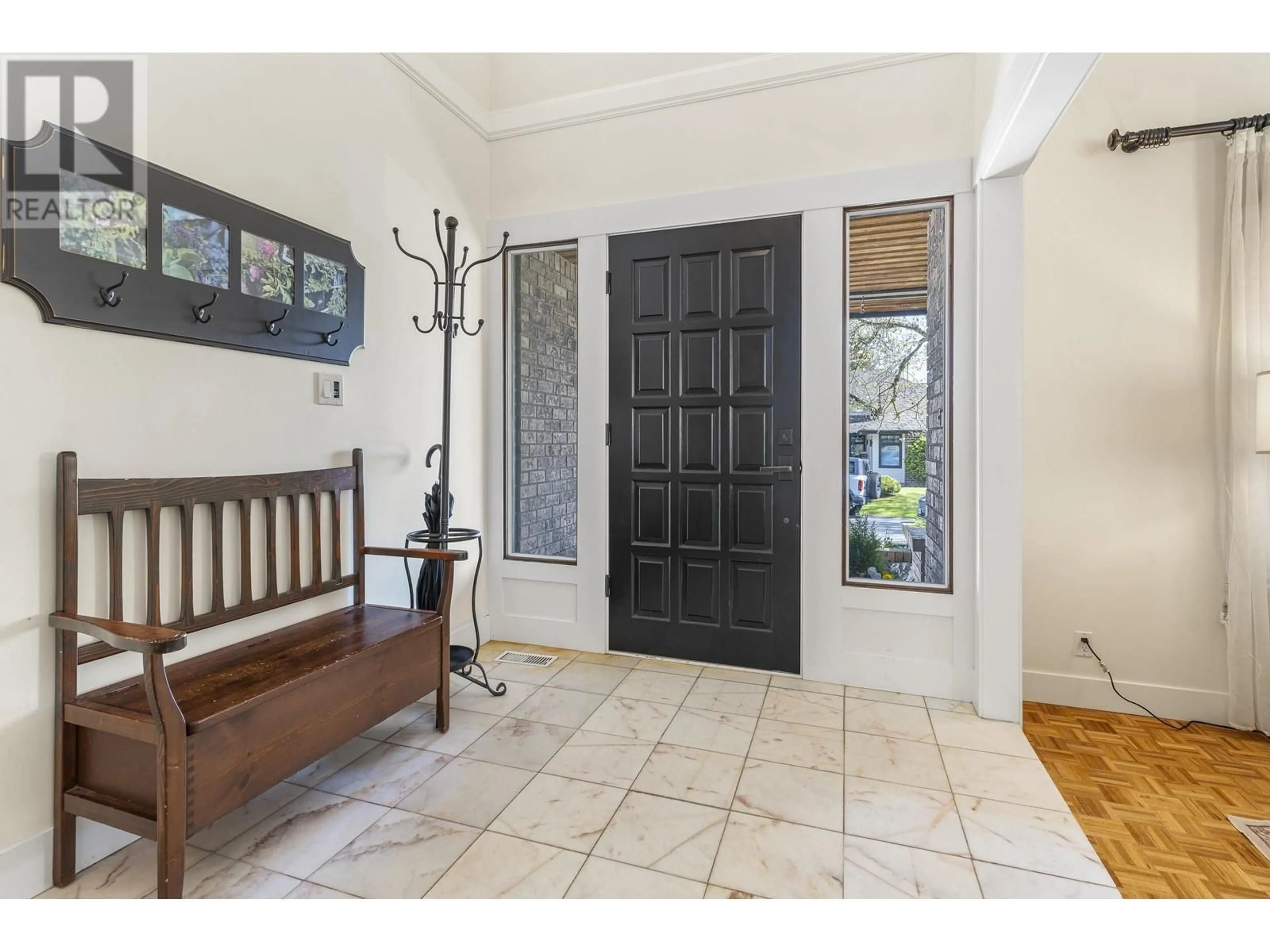 Indoor entryway for 763 KINGFISHER PLACE, Delta British Columbia V4L2J3