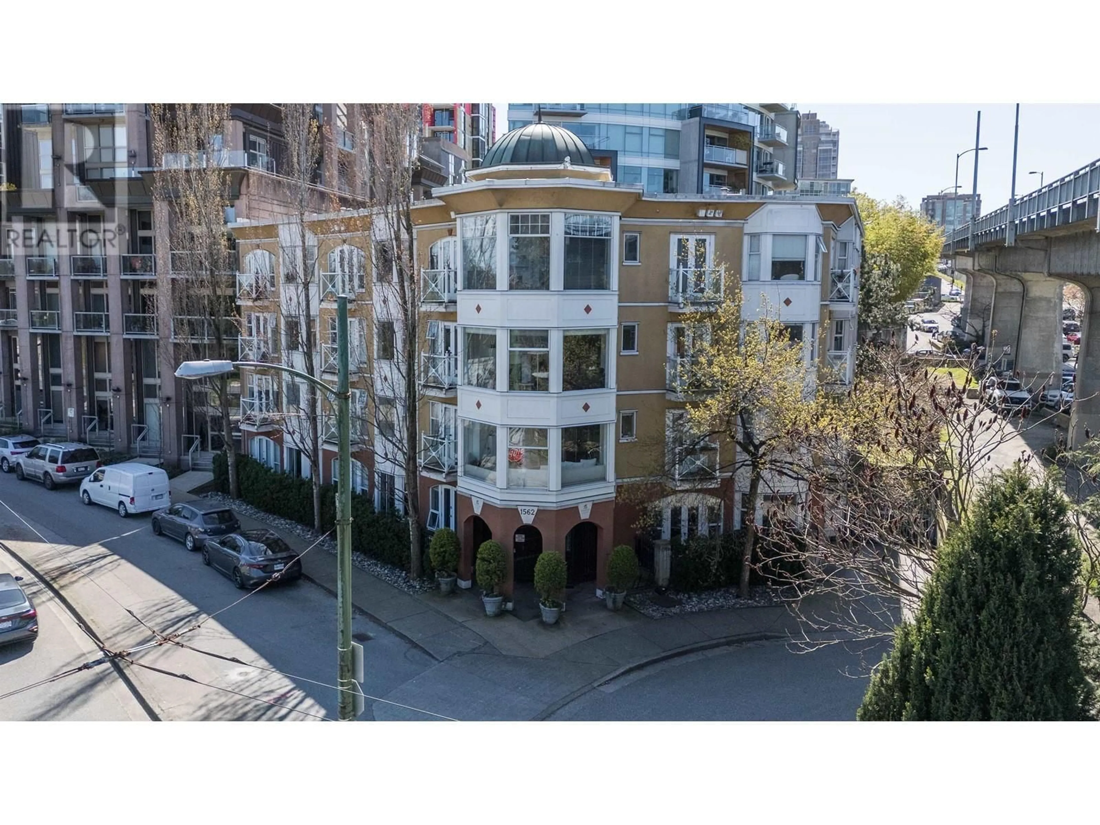 A pic from outside/outdoor area/front of a property/back of a property/a pic from drone, city buildings view from balcony for 205 - 1562 5TH AVENUE, Vancouver British Columbia V6J5H9
