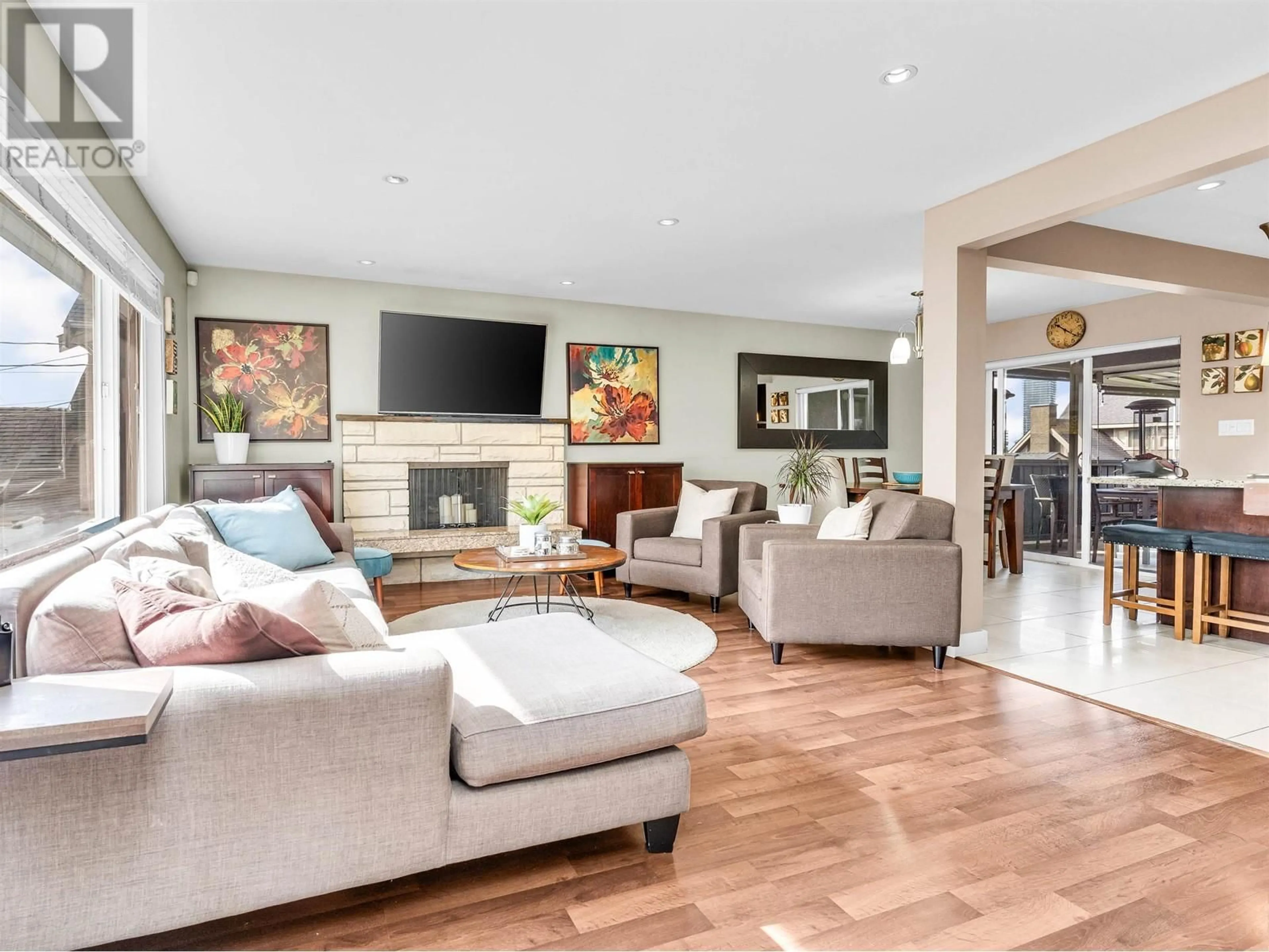 Living room with furniture, unknown for 1601 HOLDOM AVENUE, Burnaby British Columbia V5B3V7
