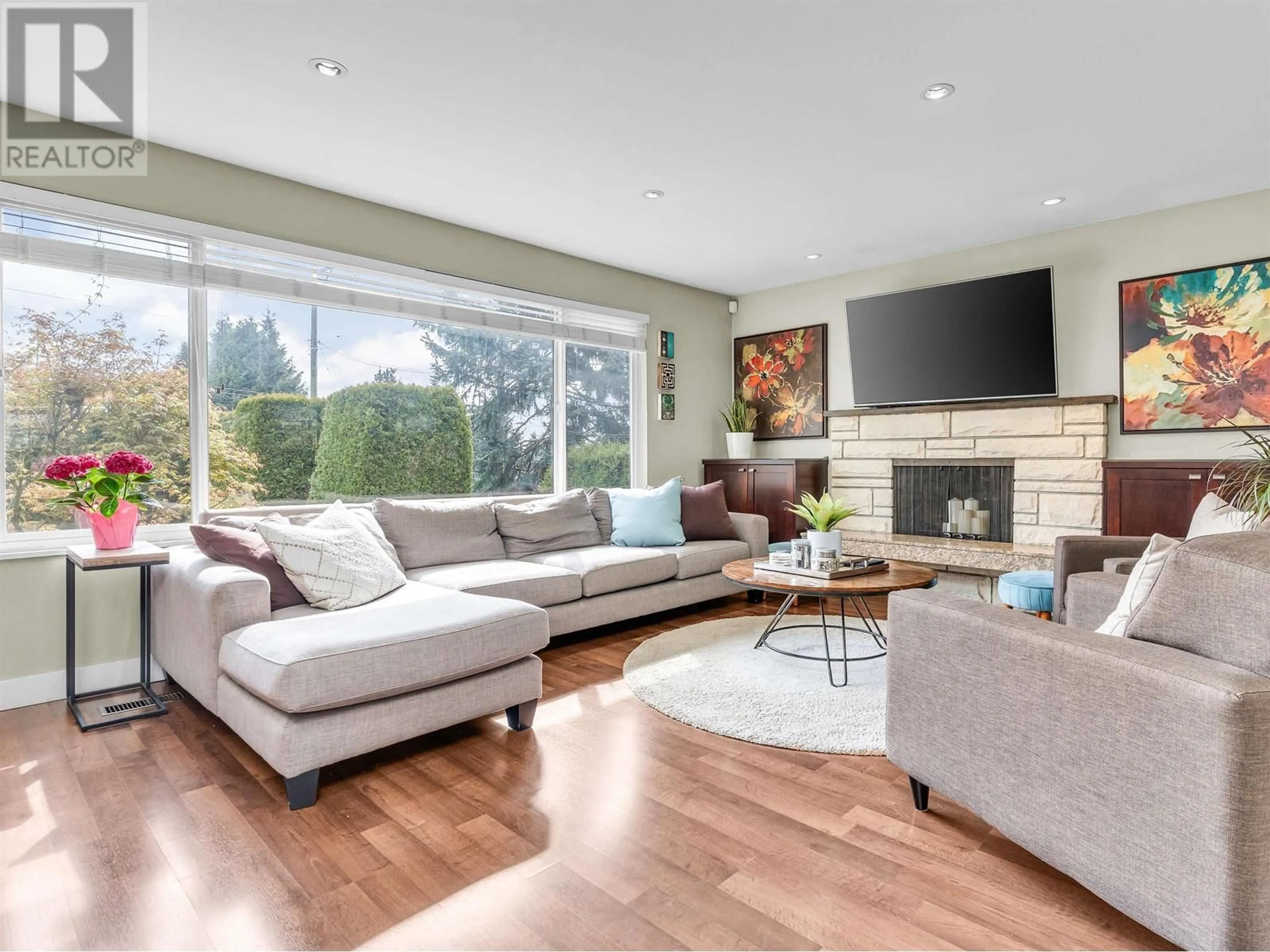 Living room with furniture, unknown for 1601 HOLDOM AVENUE, Burnaby British Columbia V5B3V7