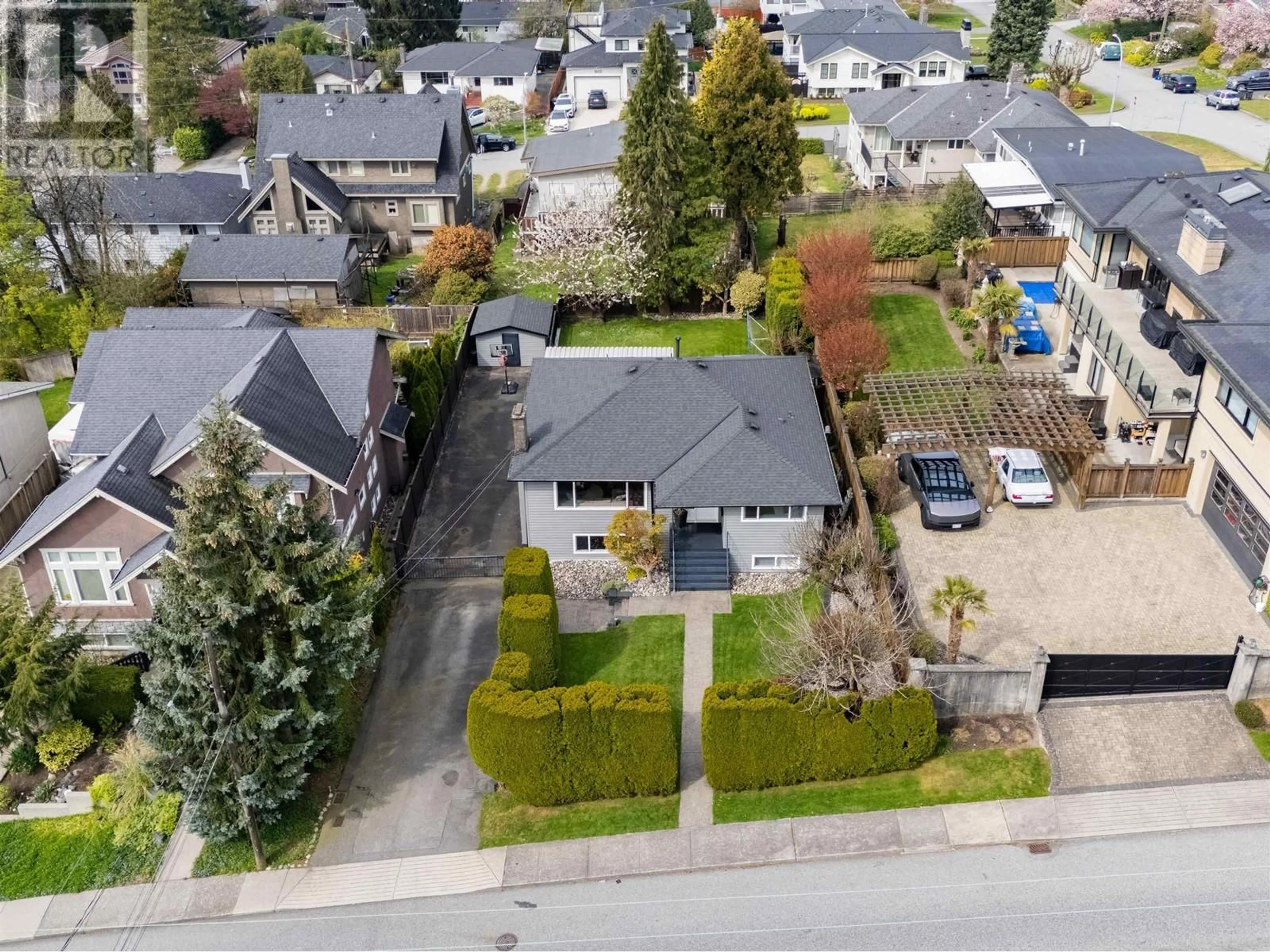A pic from outside/outdoor area/front of a property/back of a property/a pic from drone, street for 1601 HOLDOM AVENUE, Burnaby British Columbia V5B3V7