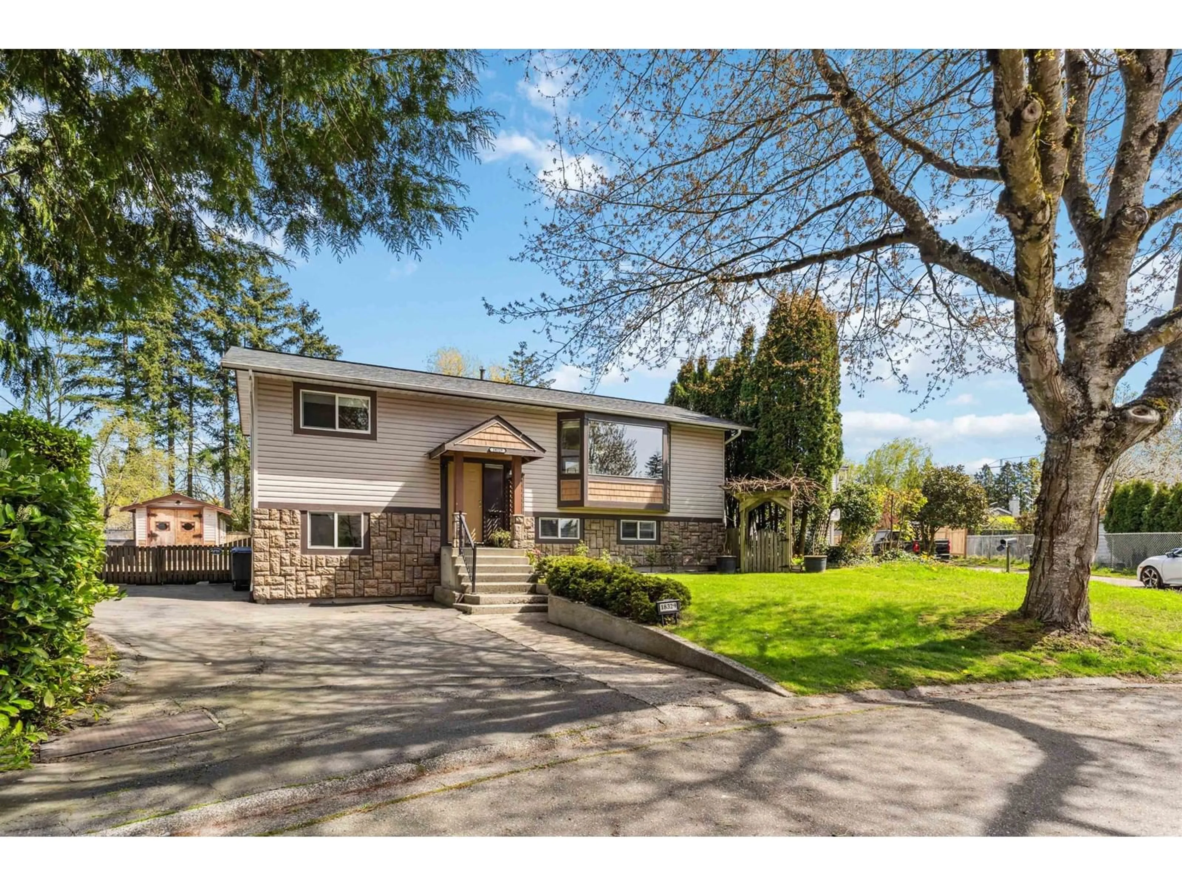 Home with vinyl exterior material, street for 18329 HUNTER, Surrey British Columbia V3S5C6