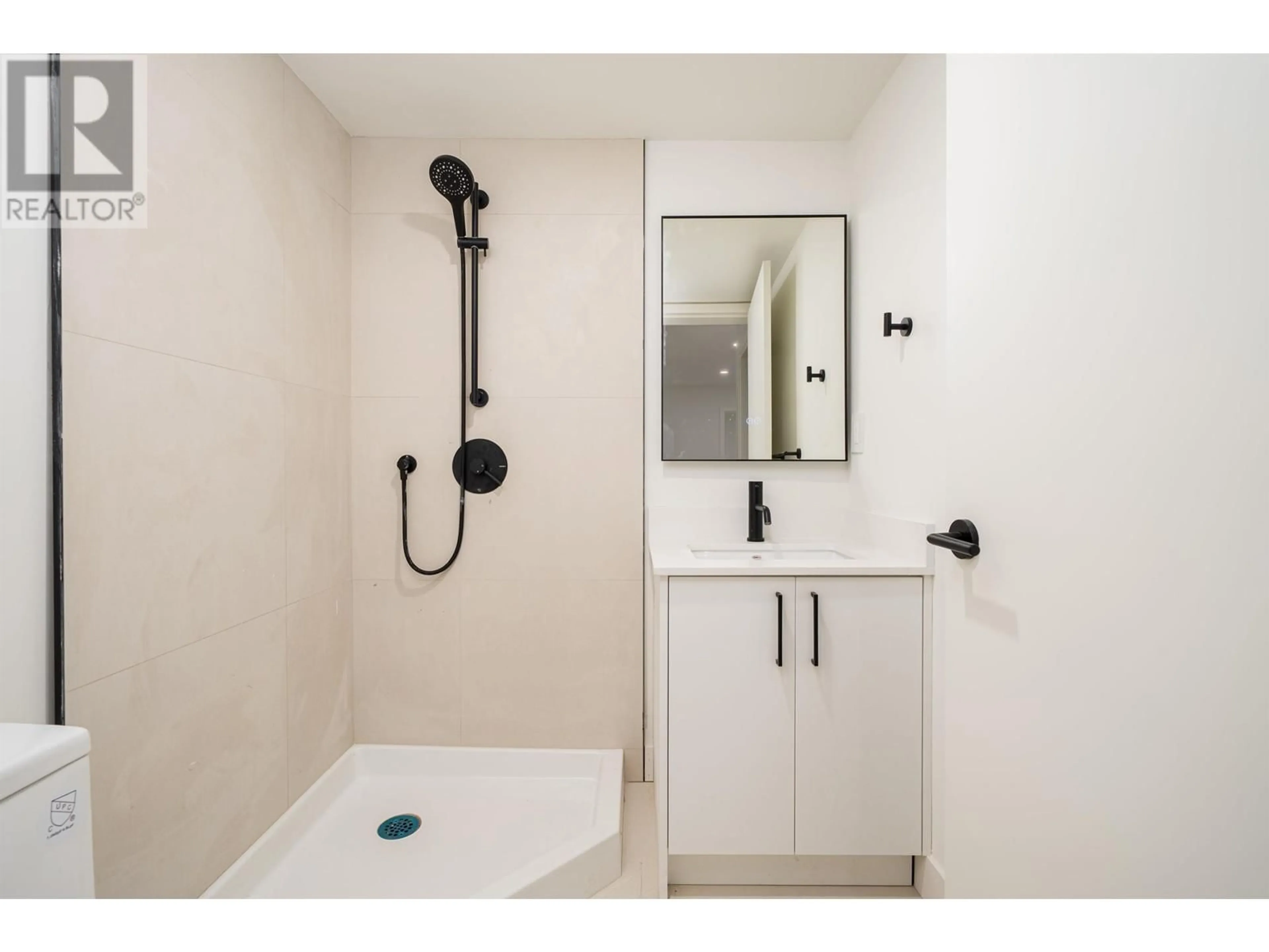 Standard bathroom, ceramic/tile floor for 850 64TH AVENUE, Vancouver British Columbia V6P3V1