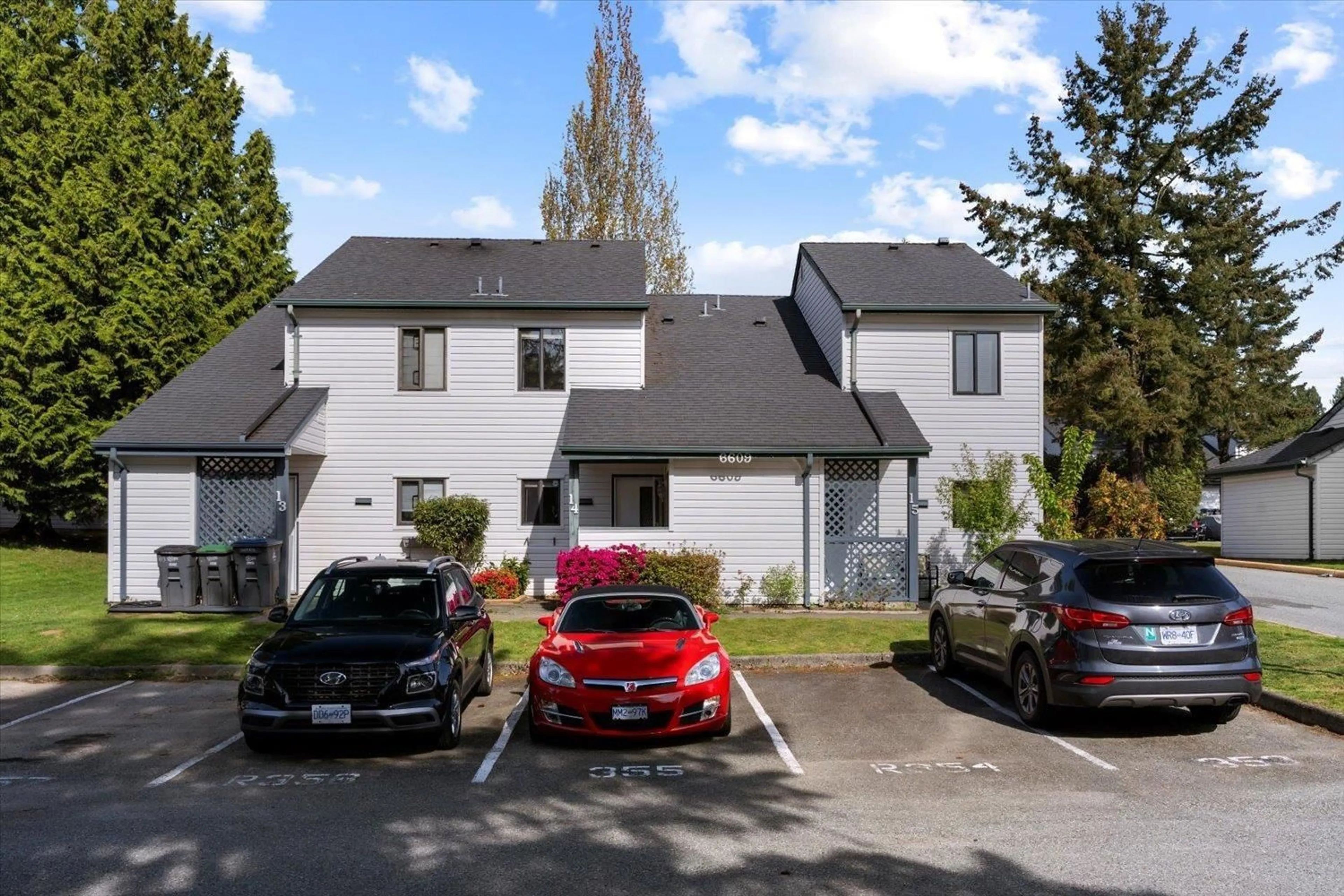 A pic from outside/outdoor area/front of a property/back of a property/a pic from drone, street for 14 - 6609 138, Surrey British Columbia V3W5G7