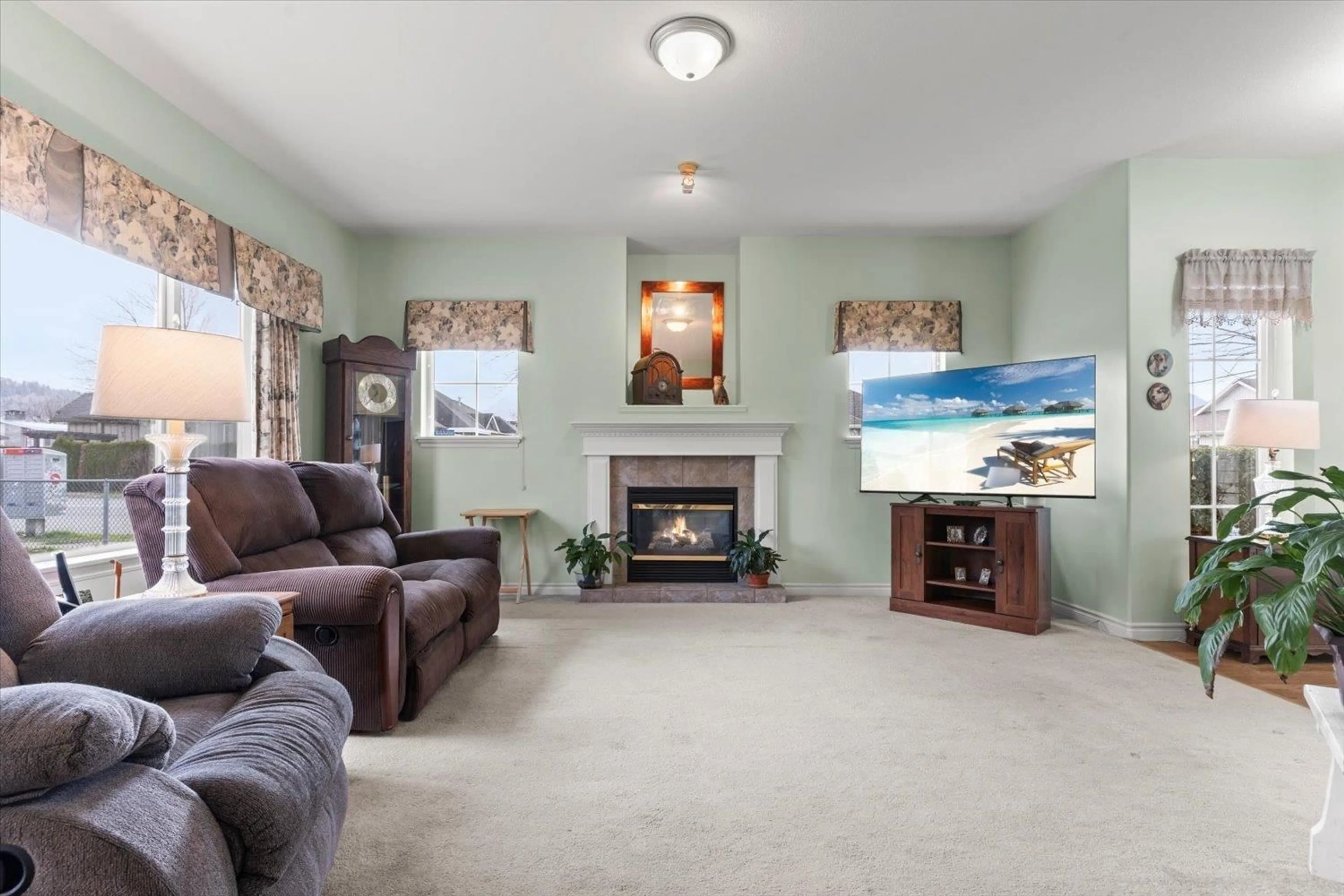 Living room with furniture, unknown for 6796 SHEFFIELD WAY, Chilliwack British Columbia V2R5T1