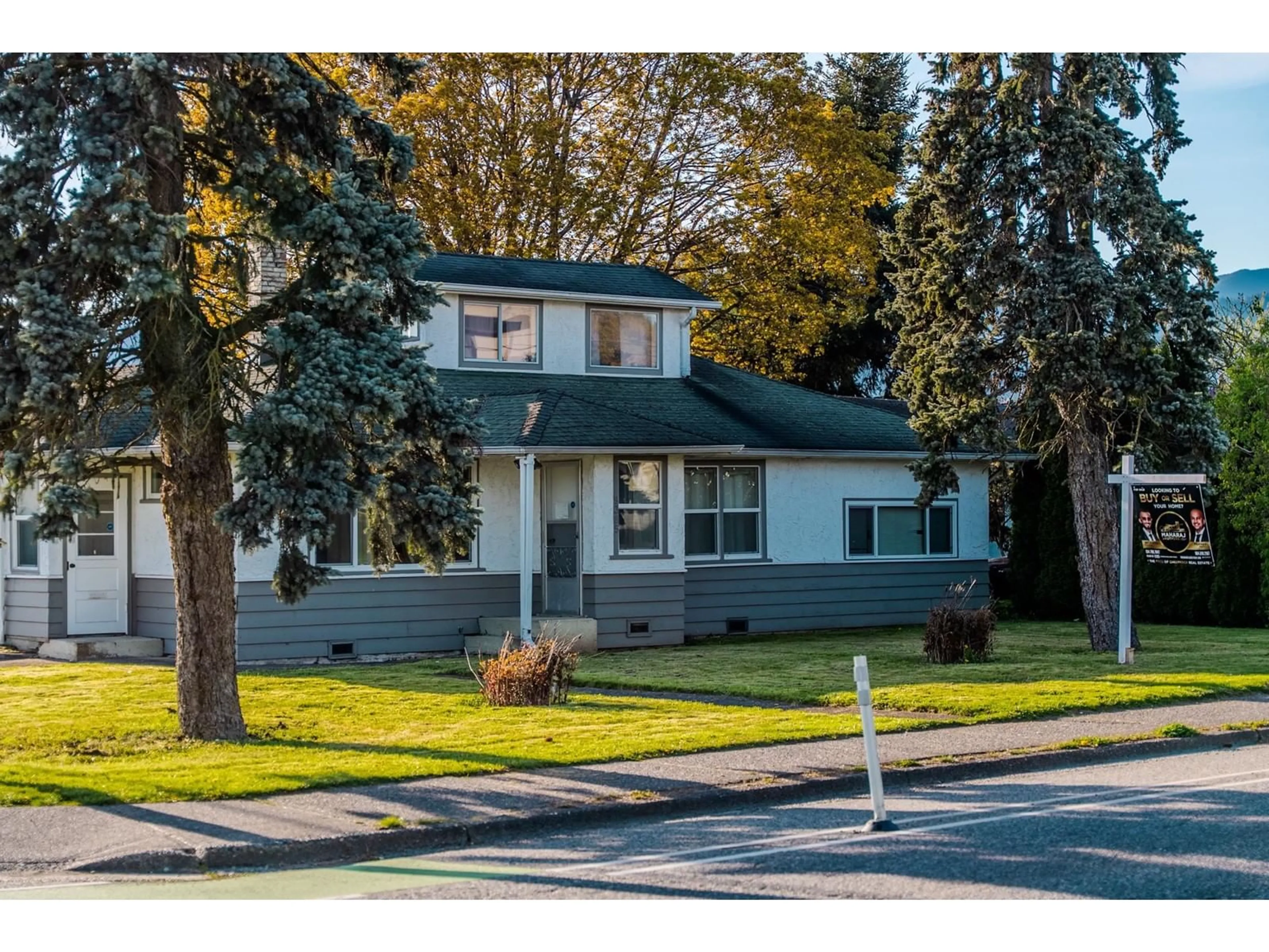 Home with vinyl exterior material, street for 9385 BROADWAY STREET, Chilliwack British Columbia V2P5T8