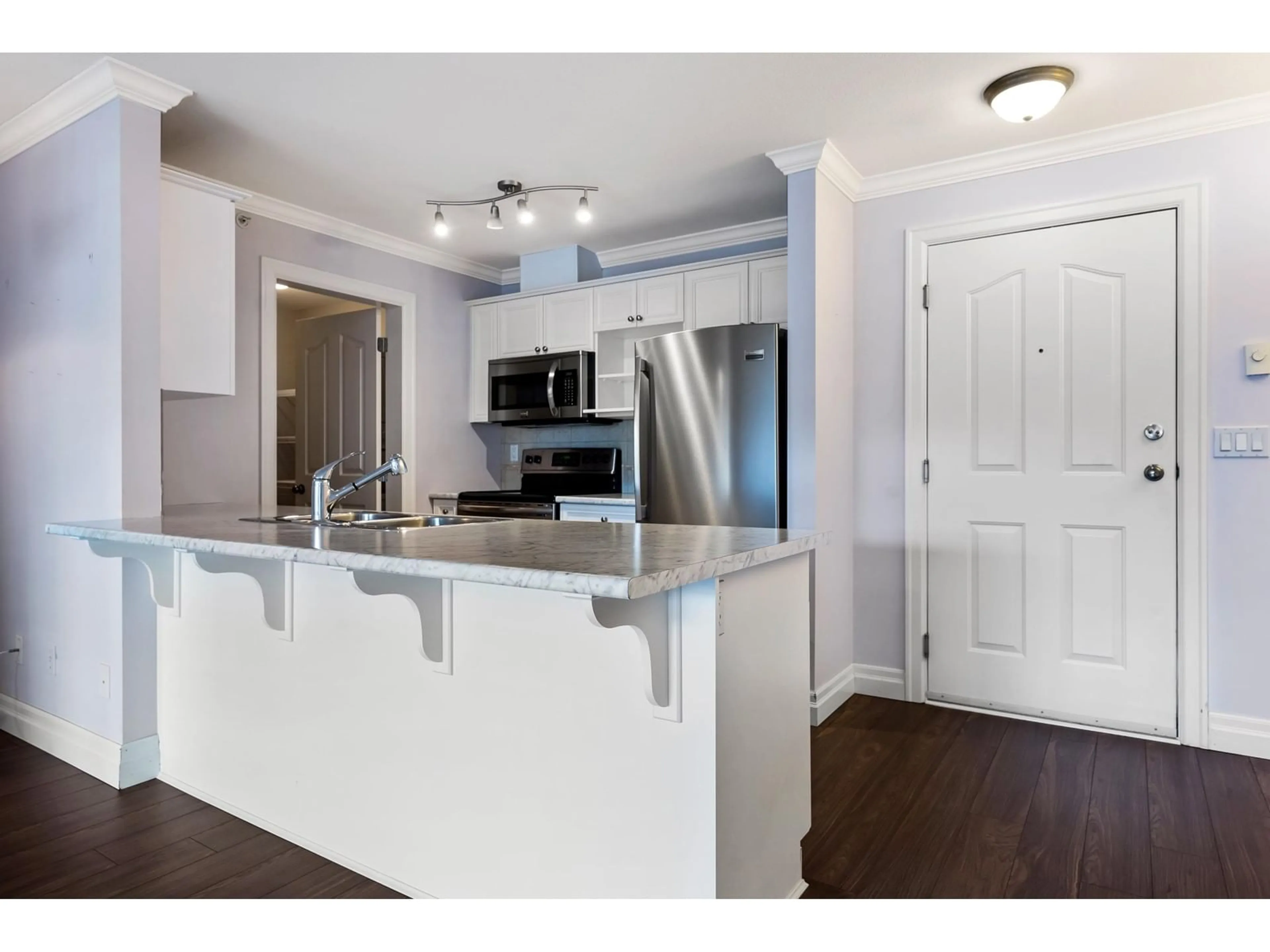 Open concept kitchen, wood/laminate floor for 402 - 45769 STEVENSON ROAD, Chilliwack British Columbia V2R5Z2