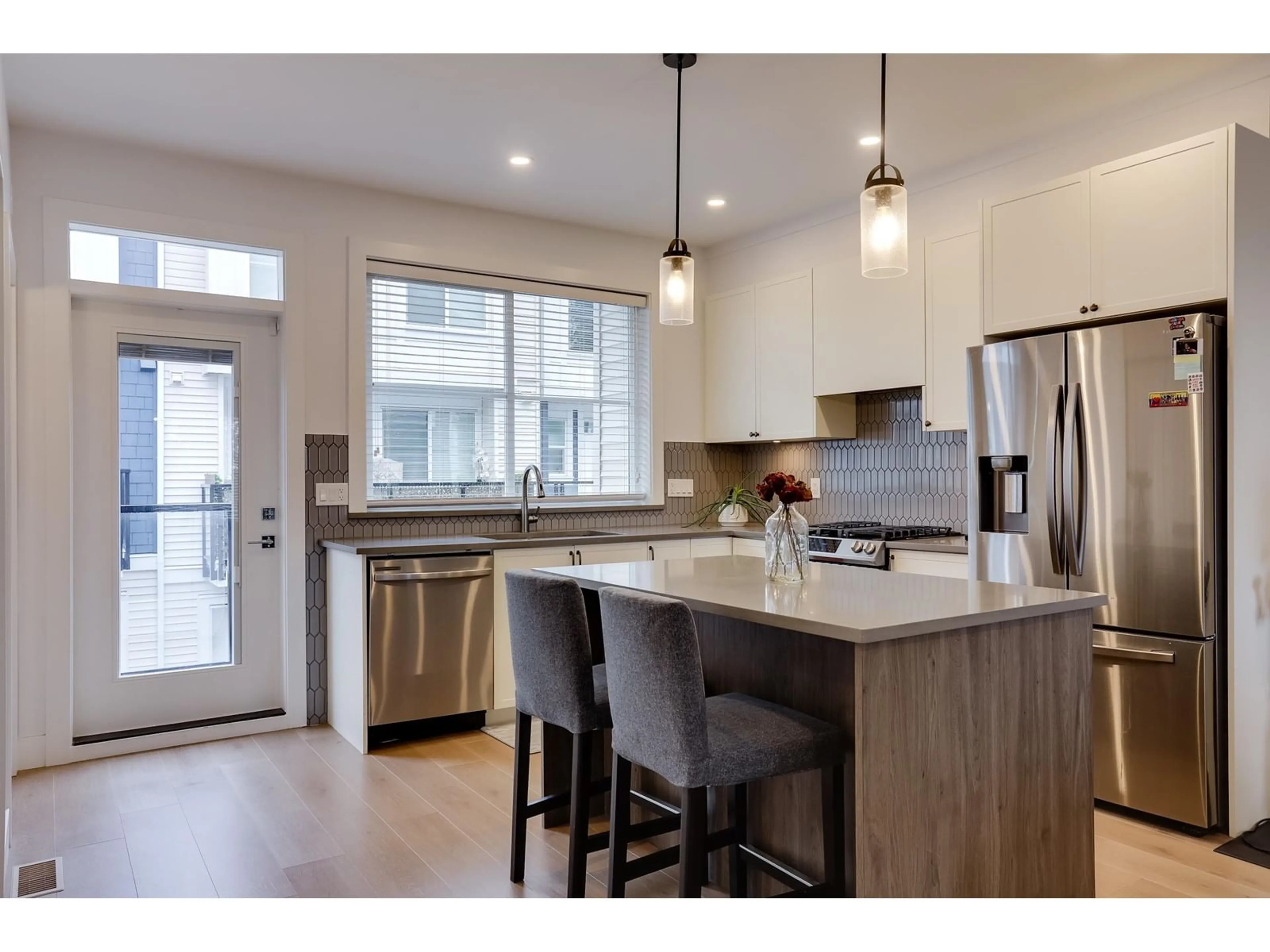 Open concept kitchen, wood/laminate floor for 40 - 14355 62, Surrey British Columbia V3X0K6