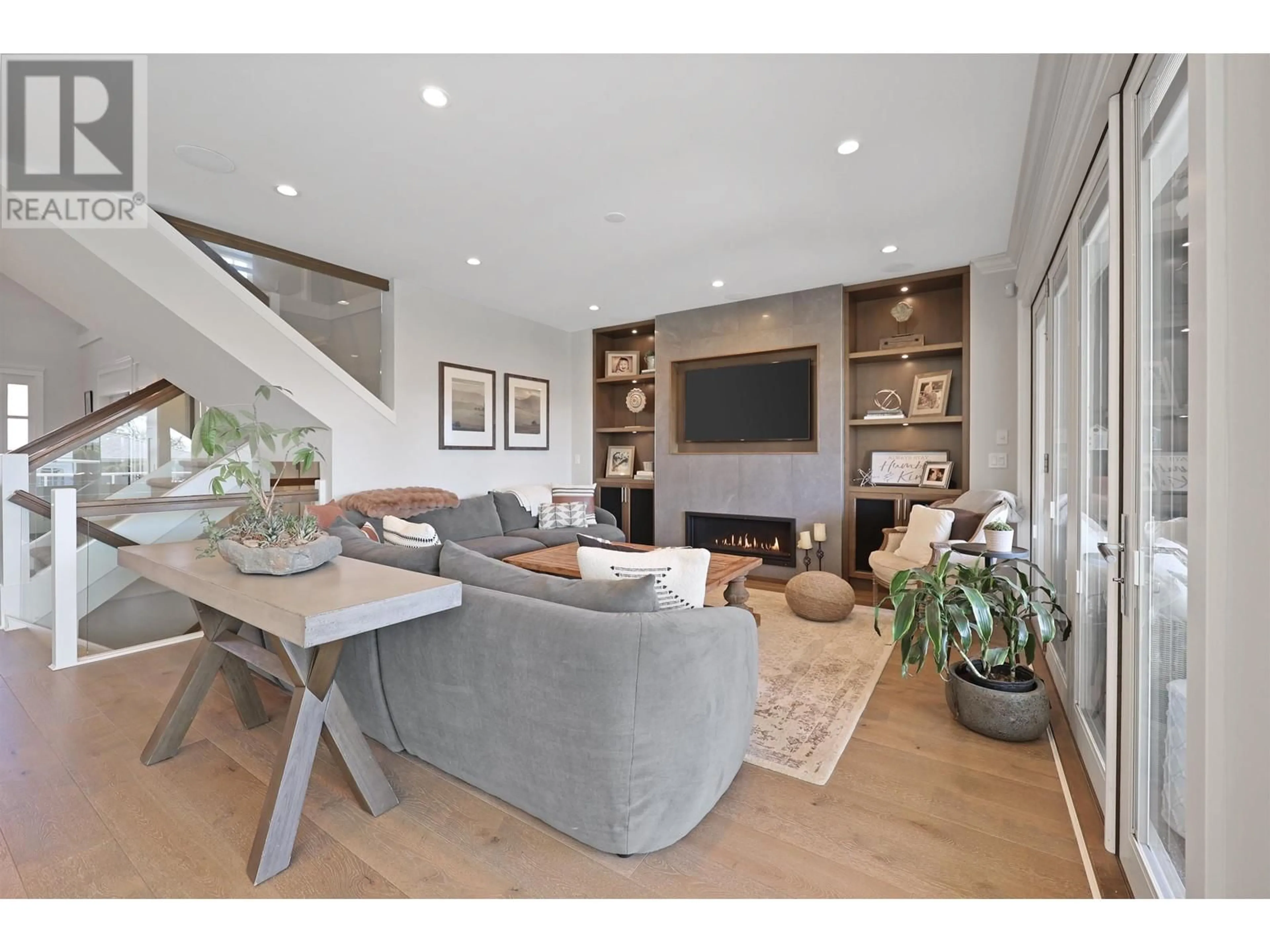 Living room with furniture, wood/laminate floor for 457 12TH STREET, North Vancouver British Columbia V7L2K3