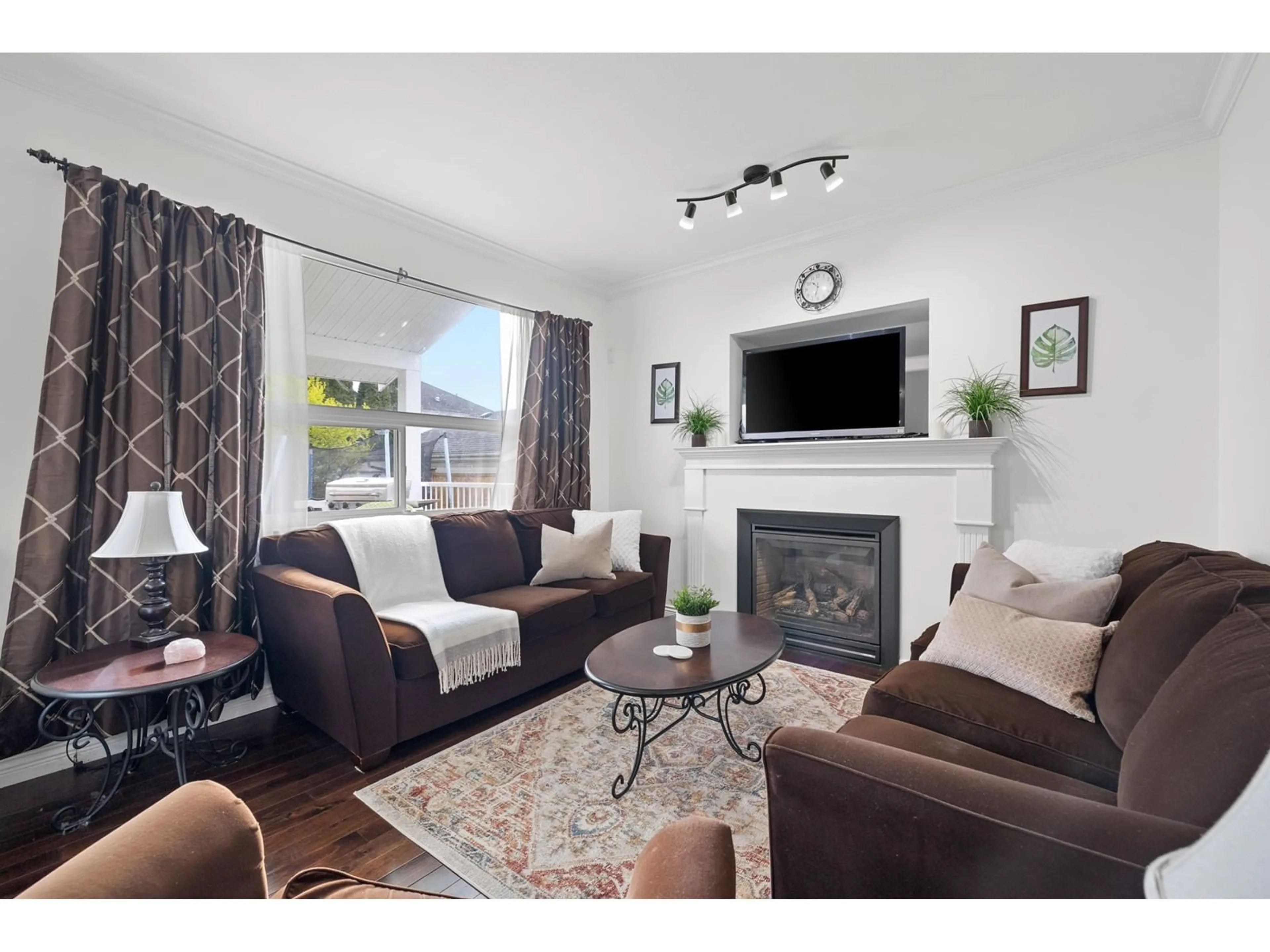 Living room with furniture, wood/laminate floor for 6522 184, Surrey British Columbia V3S8T1