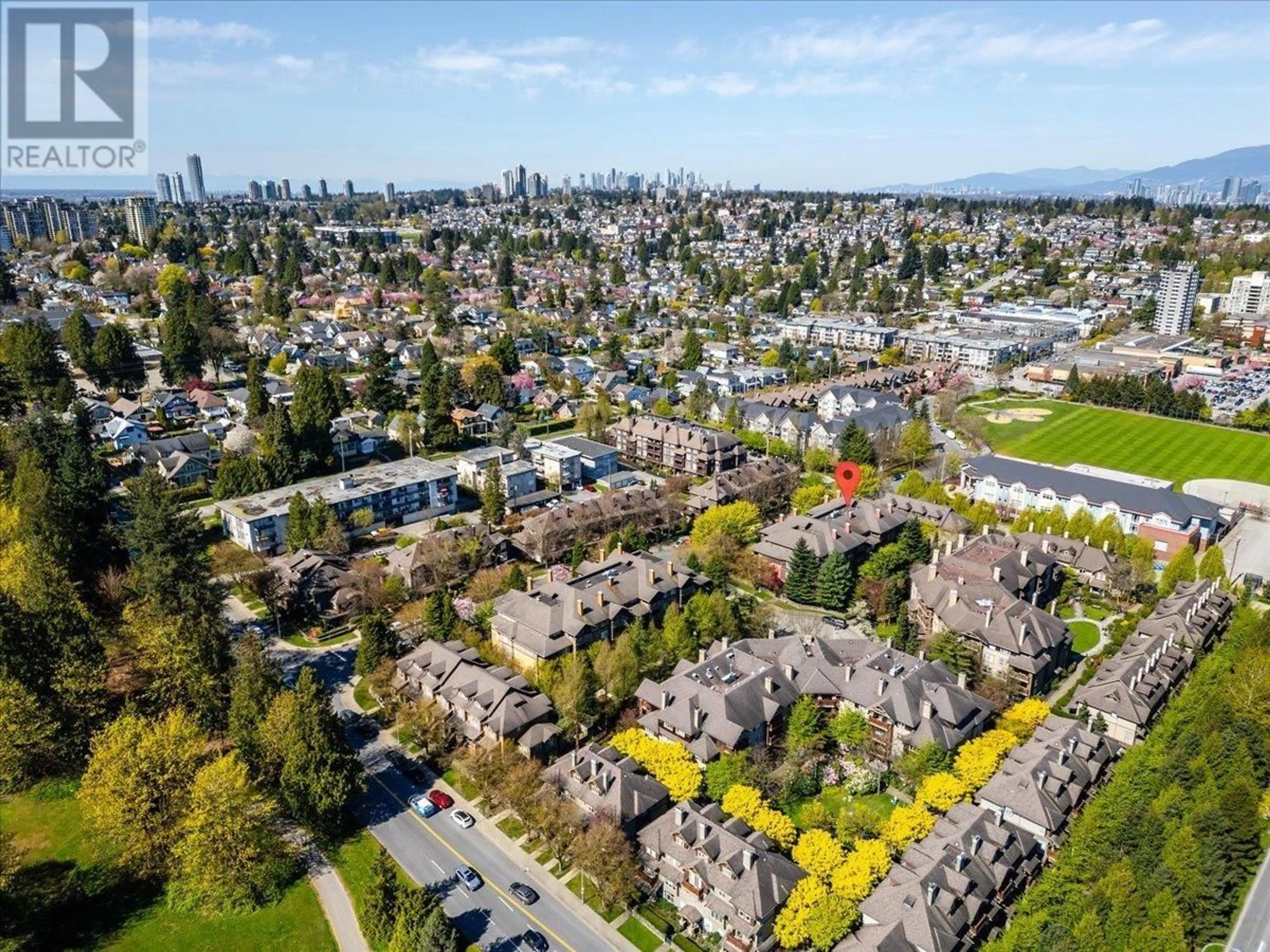A pic from outside/outdoor area/front of a property/back of a property/a pic from drone, street for 107 - 675 PARK CRESCENT, New Westminster British Columbia V3L5W4