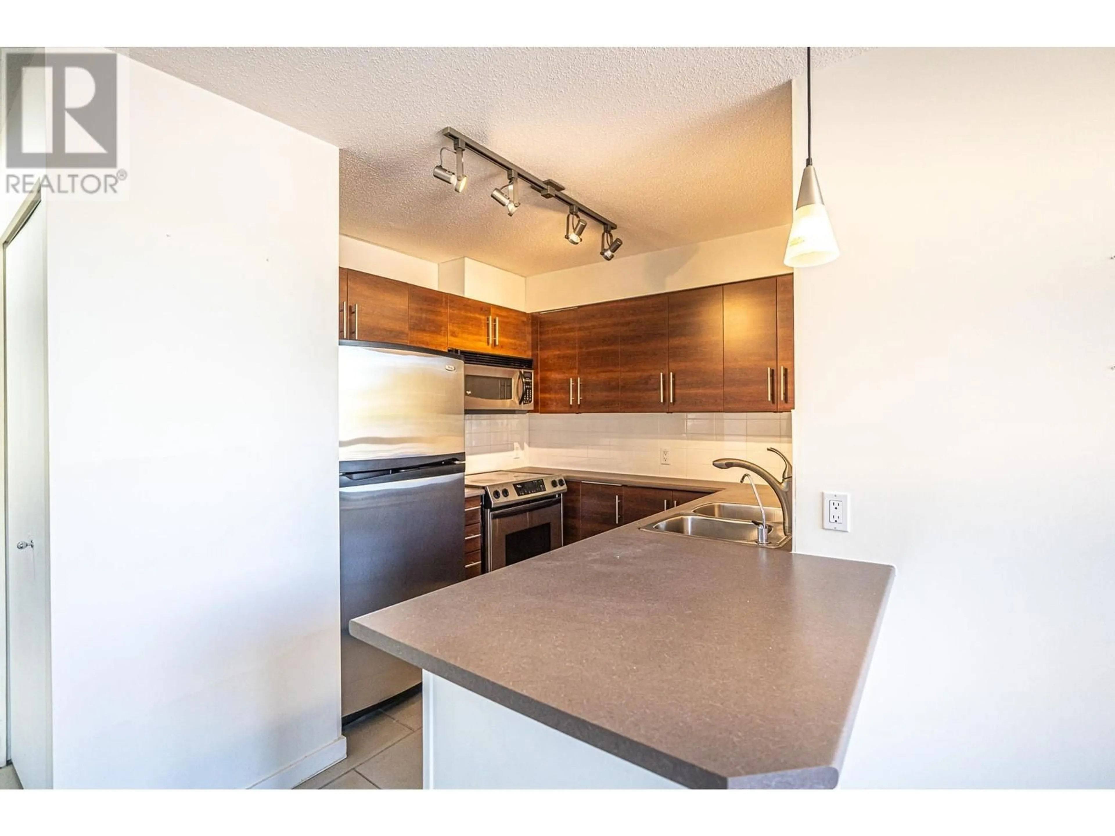 Standard kitchen, wood/laminate floor for 902 - 833 AGNES STREET, New Westminster British Columbia V3M0B1