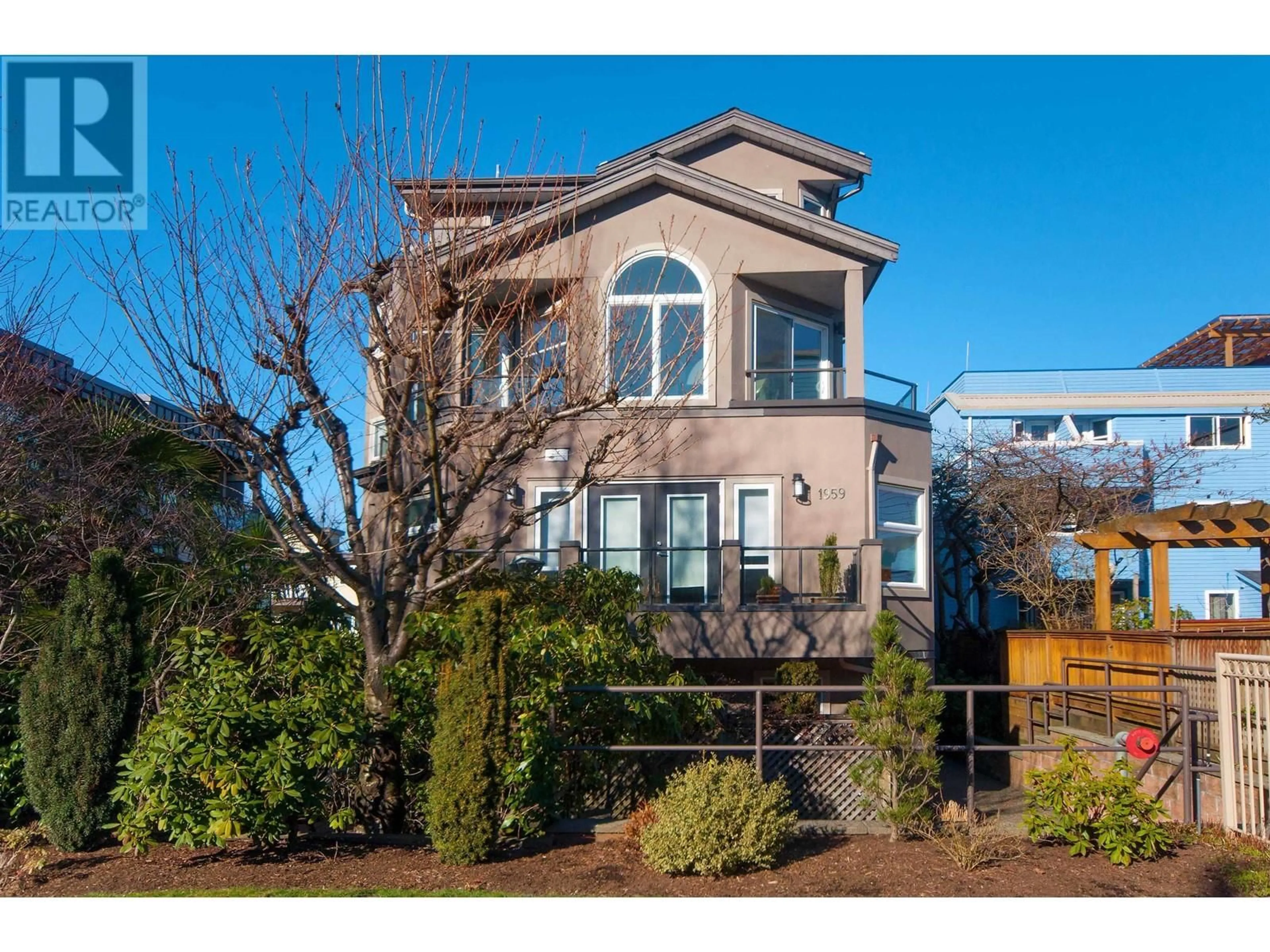 Home with vinyl exterior material, street for 202 - 1959 2ND AVENUE, Vancouver British Columbia V6J1J2