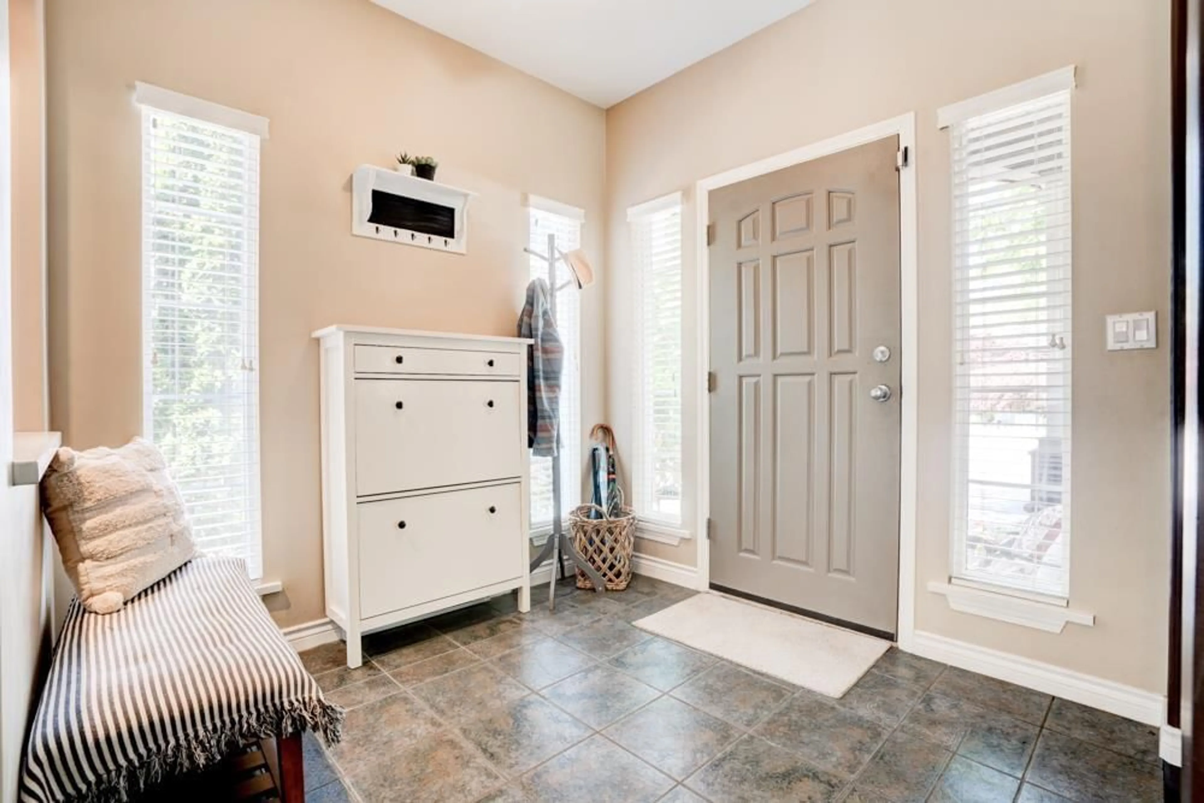 Indoor entryway for 3331 ROSEMARY HEIGHTS, Surrey British Columbia V3Z0K7