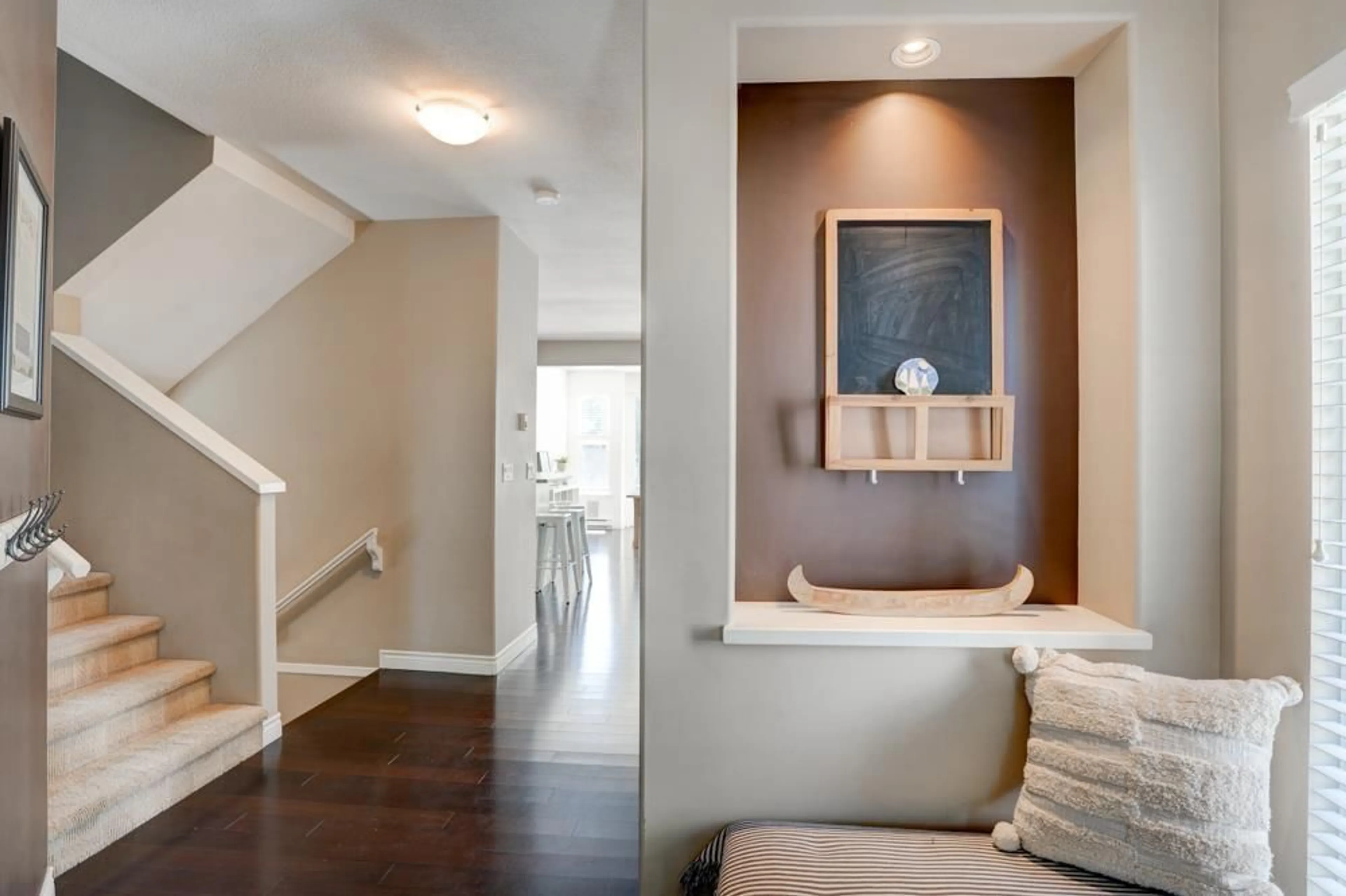 Indoor entryway for 3331 ROSEMARY HEIGHTS, Surrey British Columbia V3Z0K7