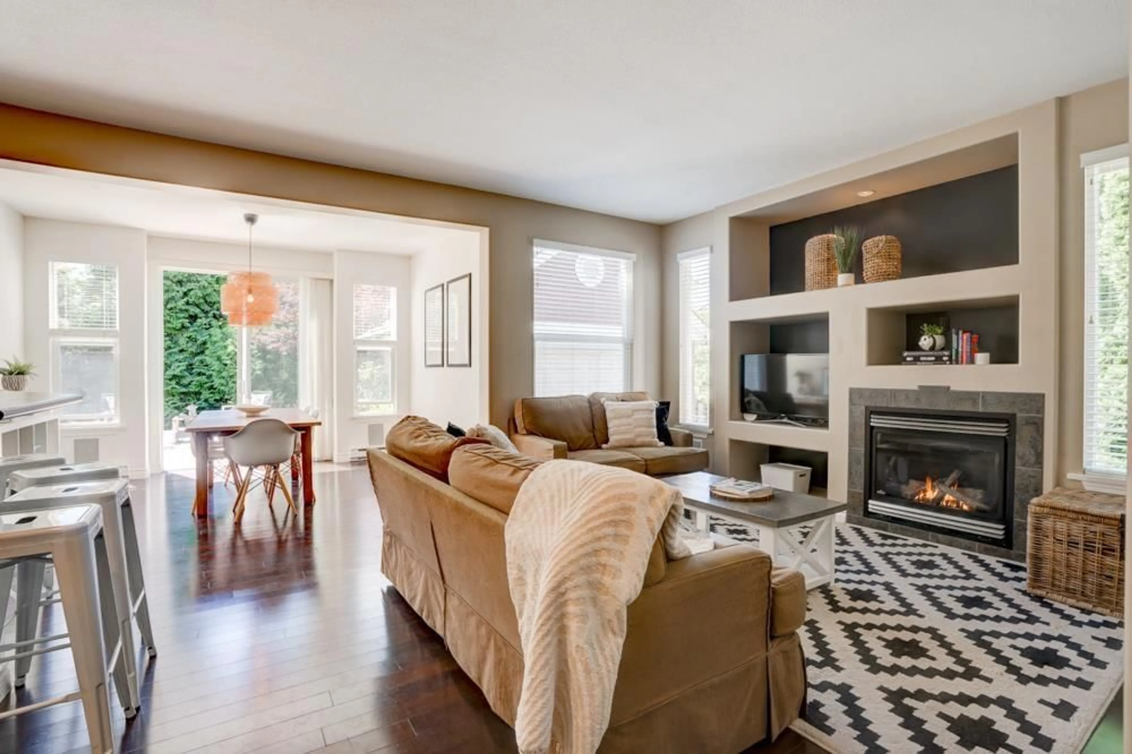 Living room with furniture, ceramic/tile floor for 3331 ROSEMARY HEIGHTS, Surrey British Columbia V3Z0K7