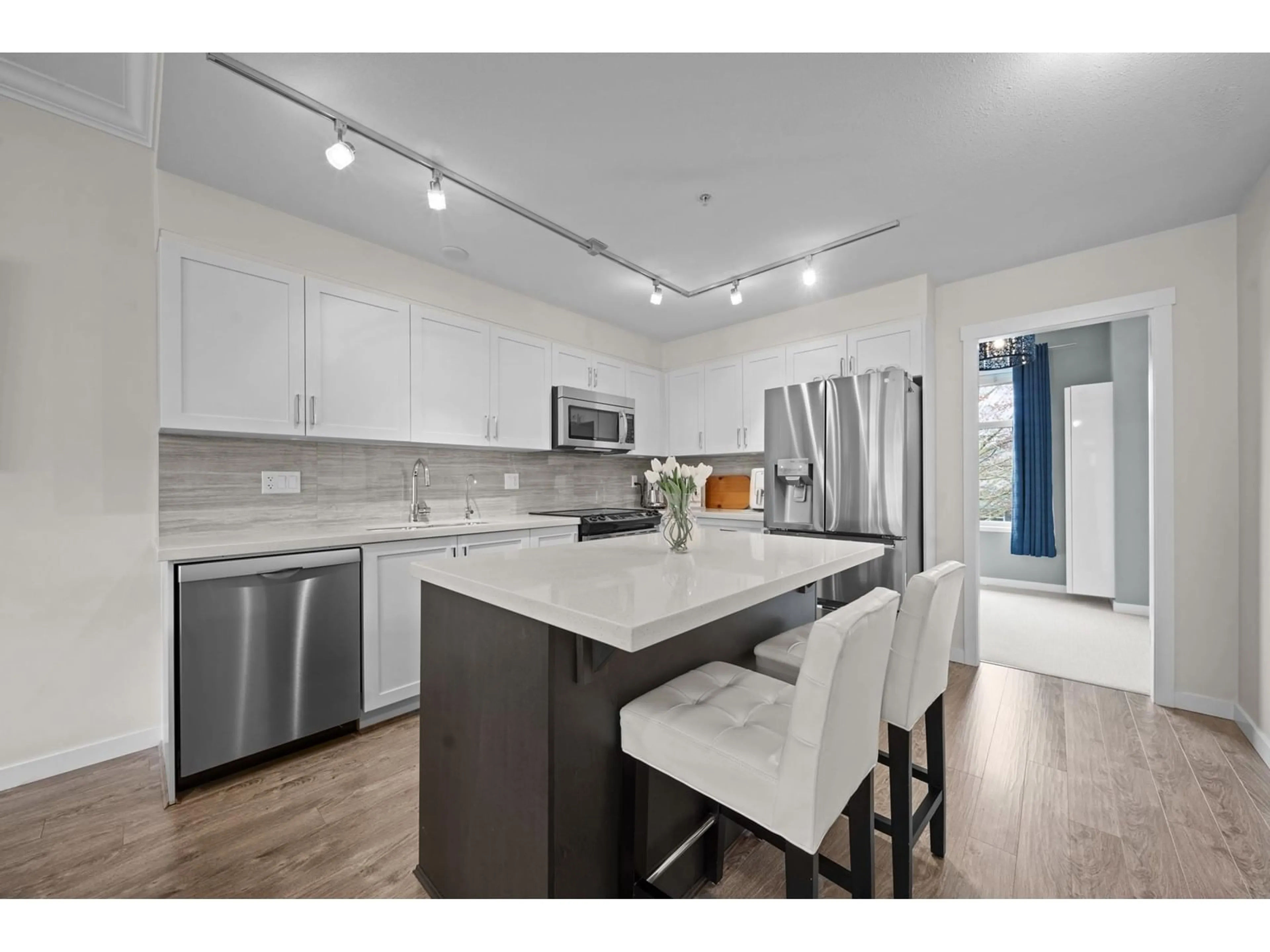 Open concept kitchen, ceramic/tile floor for 208 - 6655 192, Surrey British Columbia V4N0B9