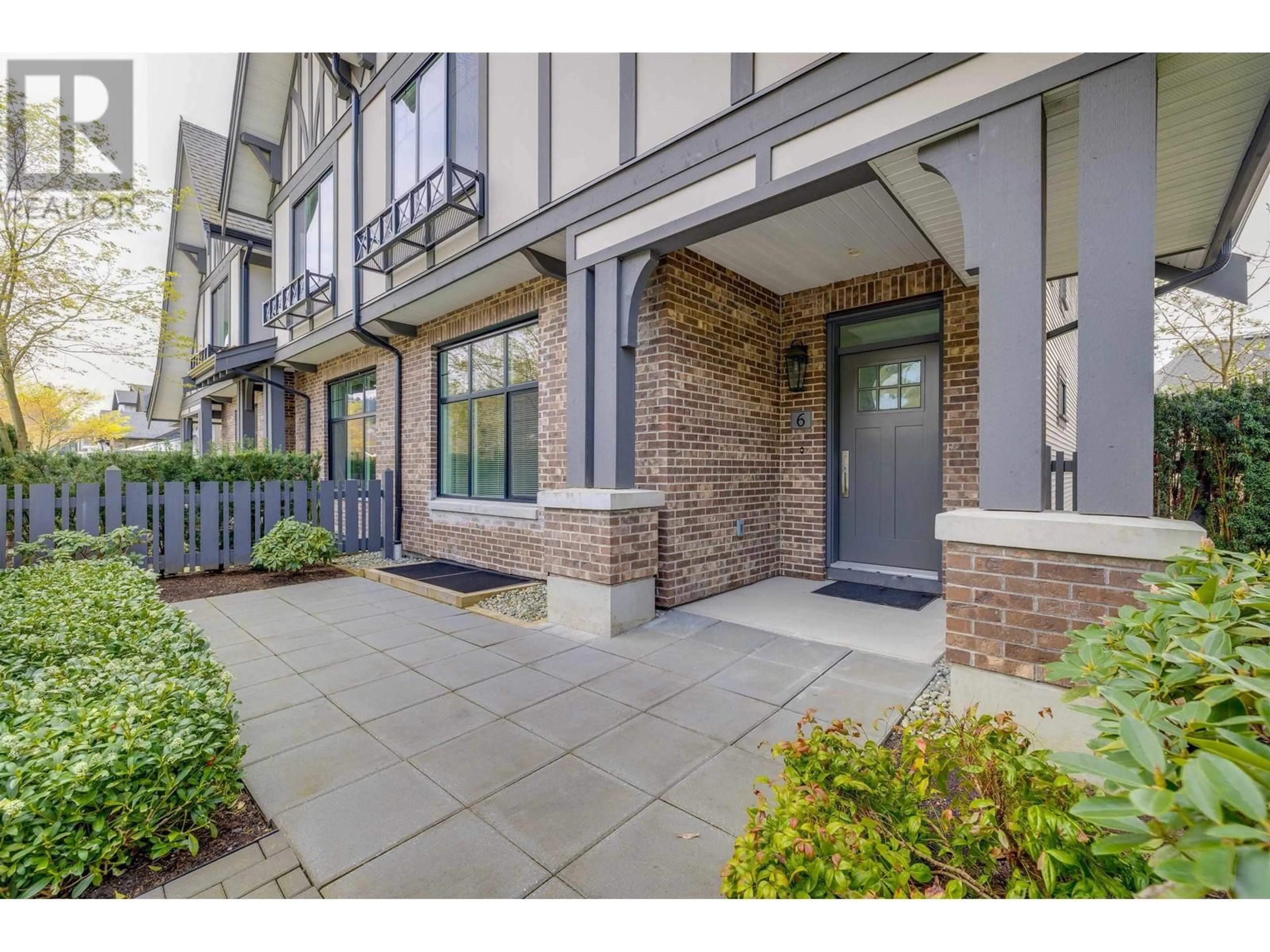 Indoor entryway for 6 - 3306 PRINCETON AVENUE, Coquitlam British Columbia V3E0M9