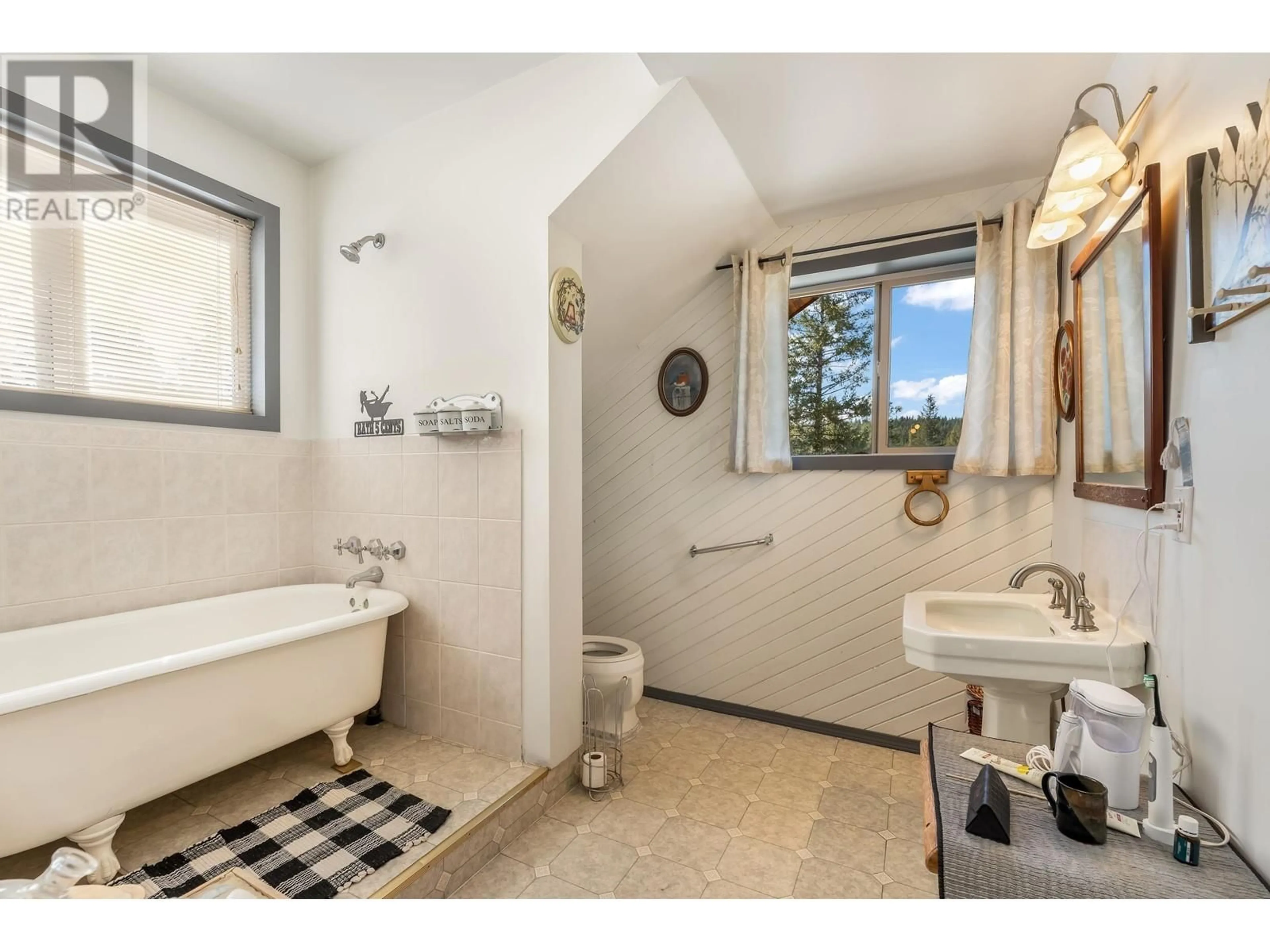 Standard bathroom, ceramic/tile floor for 6145 LONE BUTTE HORSE LAKE ROAD, Lone Butte British Columbia V0K1X3
