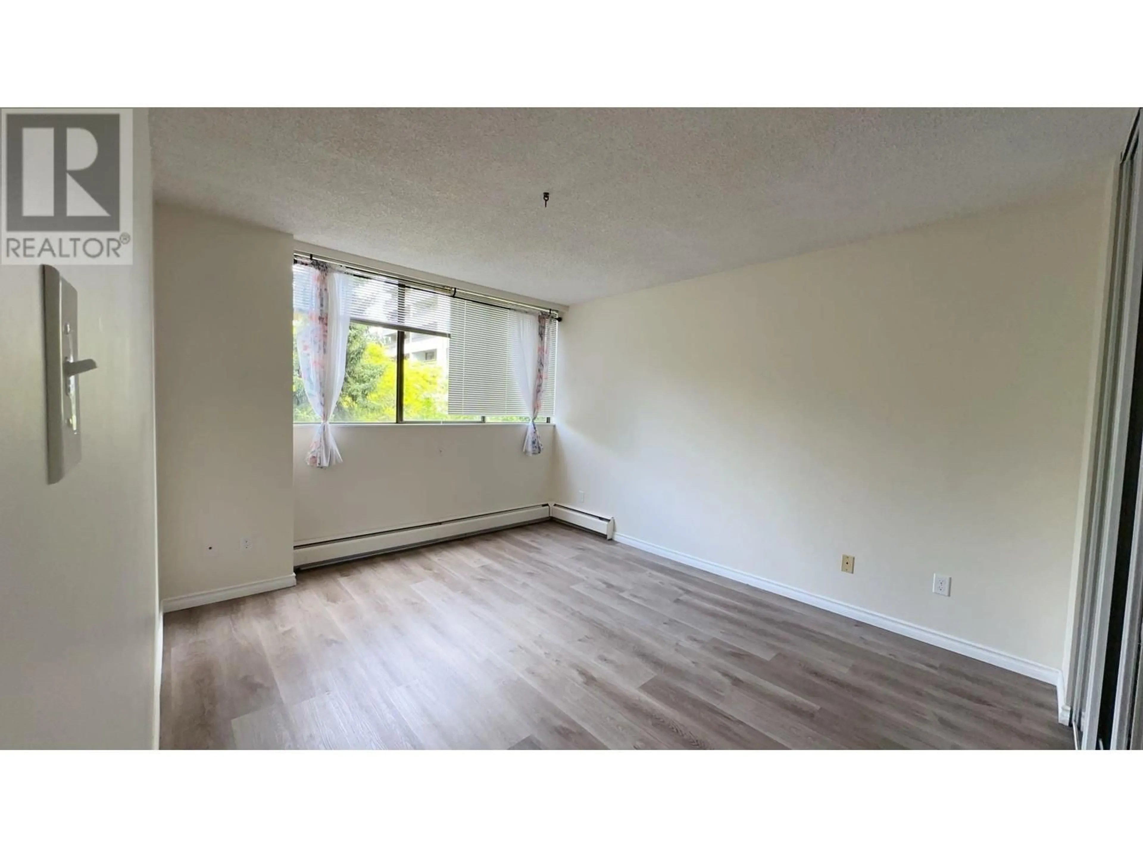 A pic of a room for 402 - 6689 WILLINGDON AVENUE, Burnaby British Columbia V5H3Y8