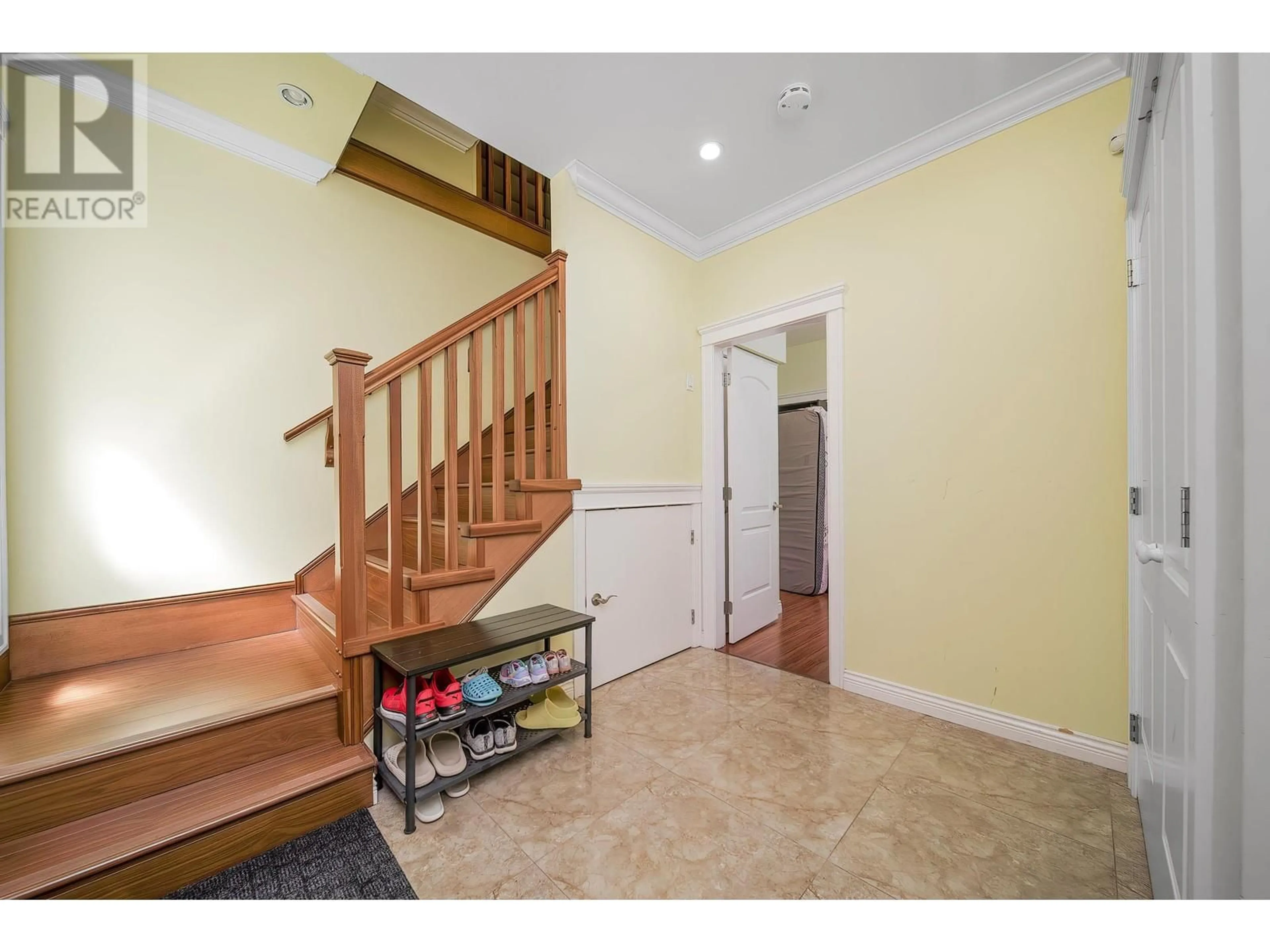 Indoor entryway for 3443 PRICE STREET, Vancouver British Columbia V5R5R2