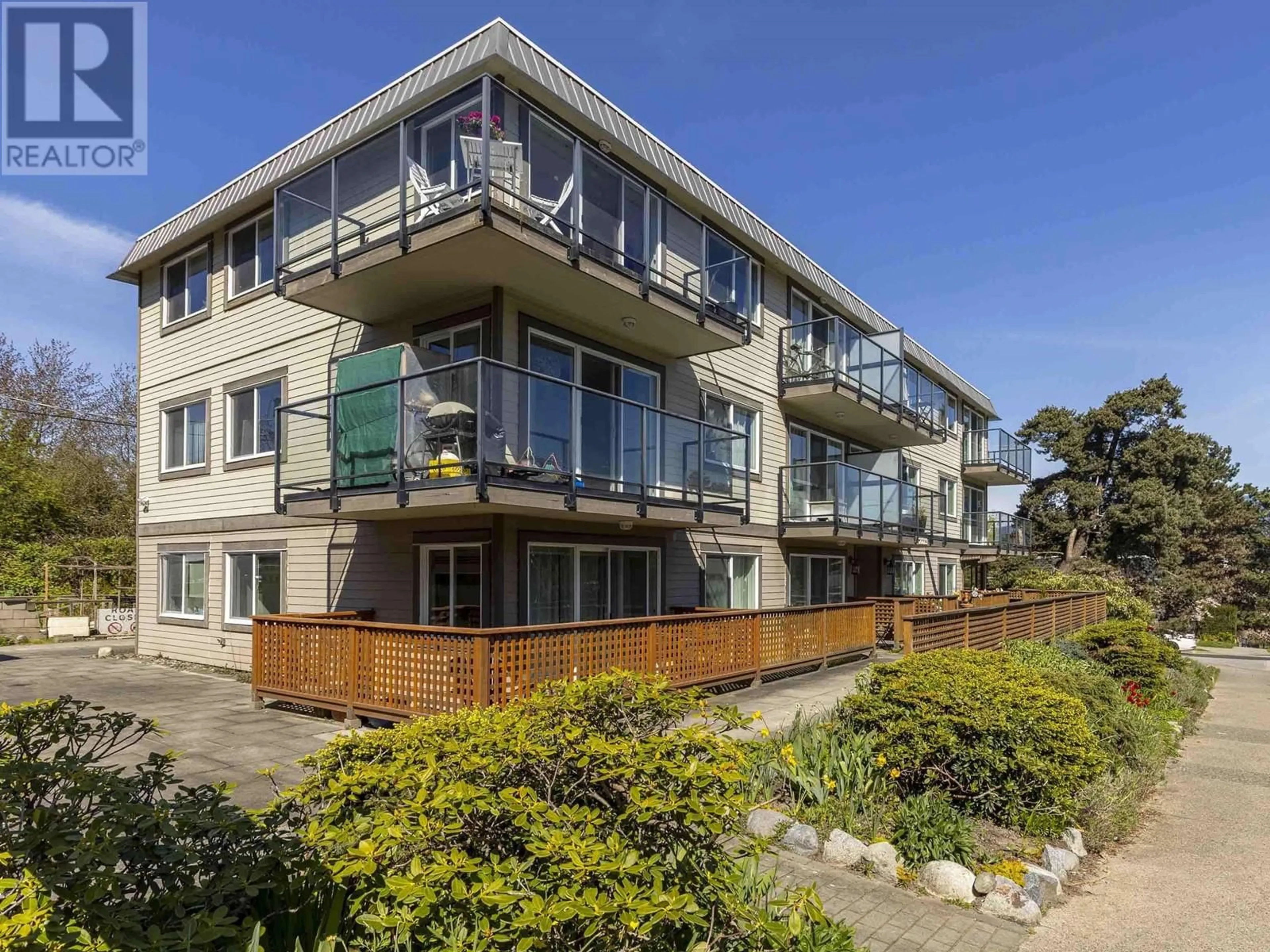 A pic from outside/outdoor area/front of a property/back of a property/a pic from drone, building for 12 - 2223 PRINCE EDWARD STREET, Vancouver British Columbia V5T4K6