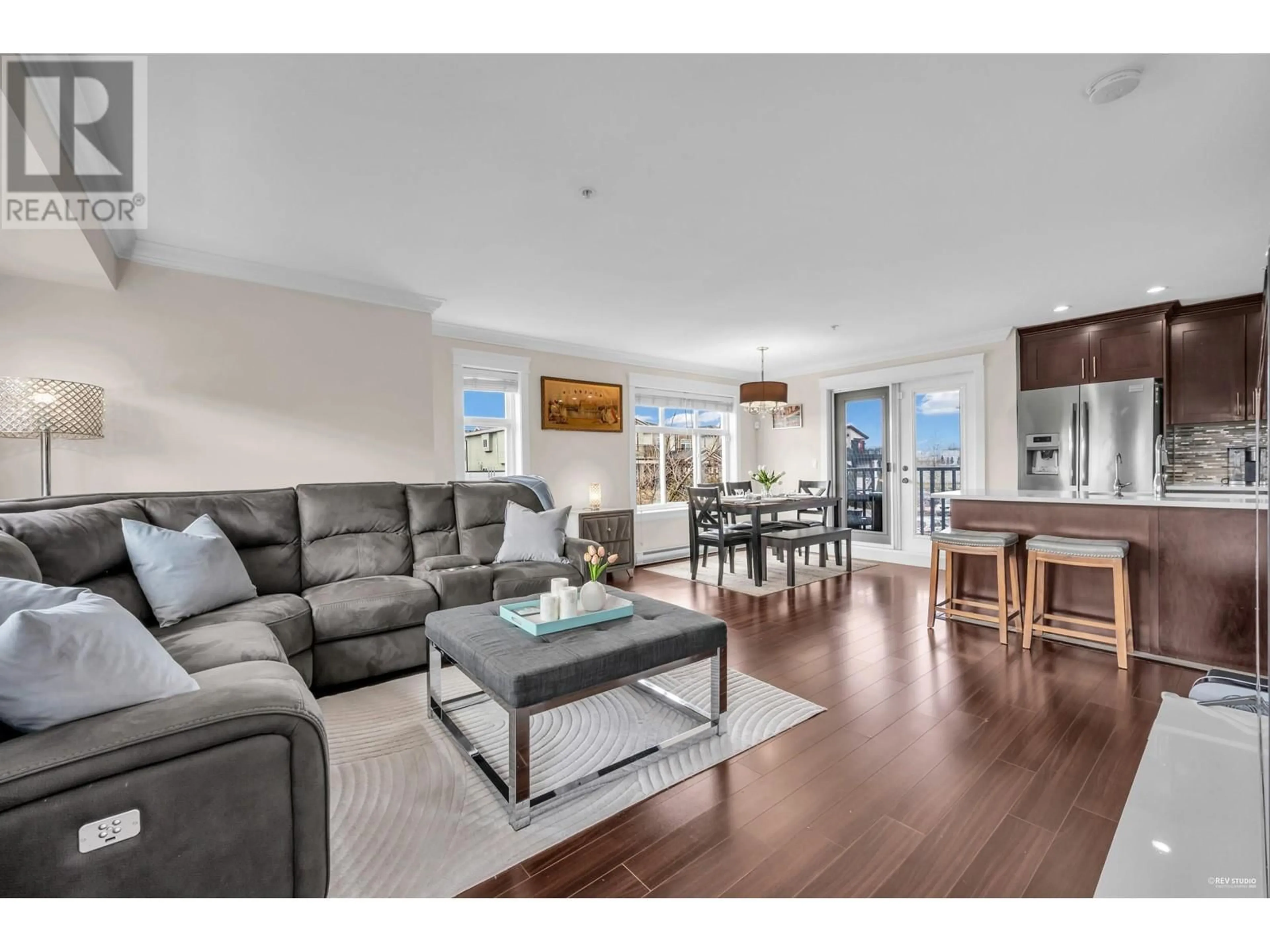 Living room with furniture, wood/laminate floor for 1 - 305 JARDINE STREET, New Westminster British Columbia V3M5M6
