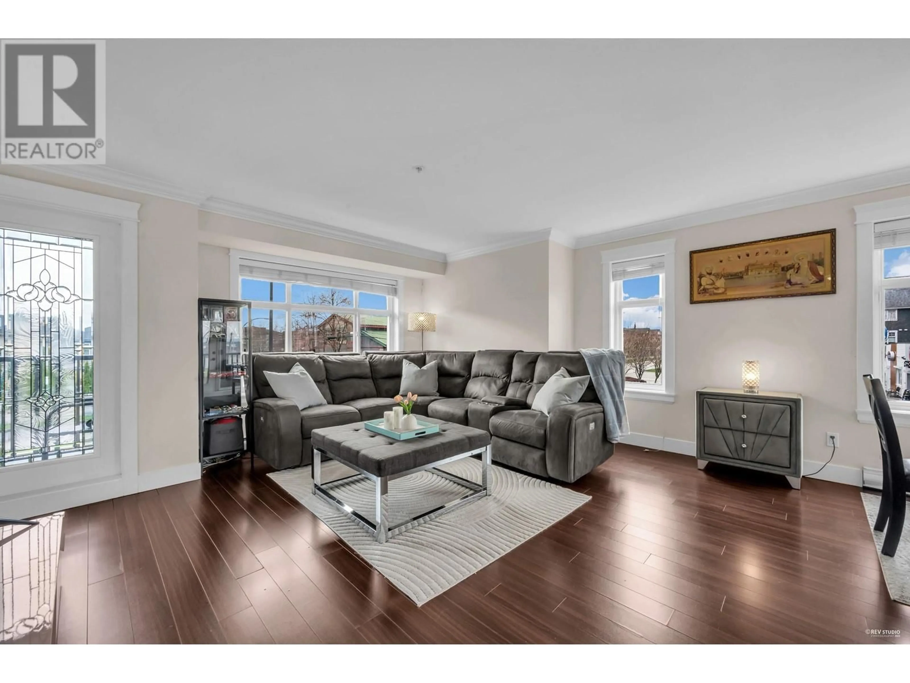 Living room with furniture, wood/laminate floor for 1 - 305 JARDINE STREET, New Westminster British Columbia V3M5M6