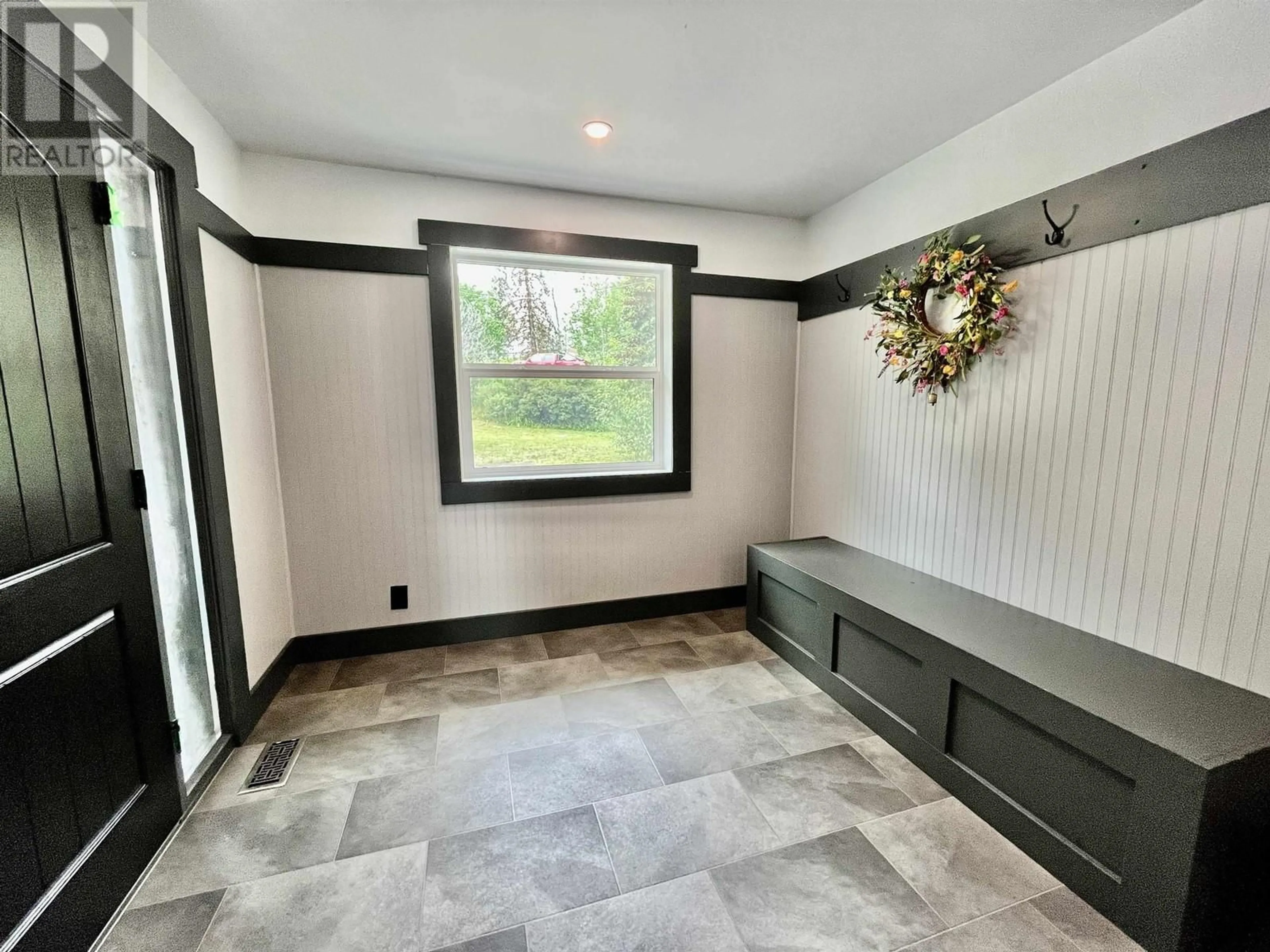 Indoor entryway for 3732 CARSON ROAD, 150 Mile House British Columbia V0K2G0