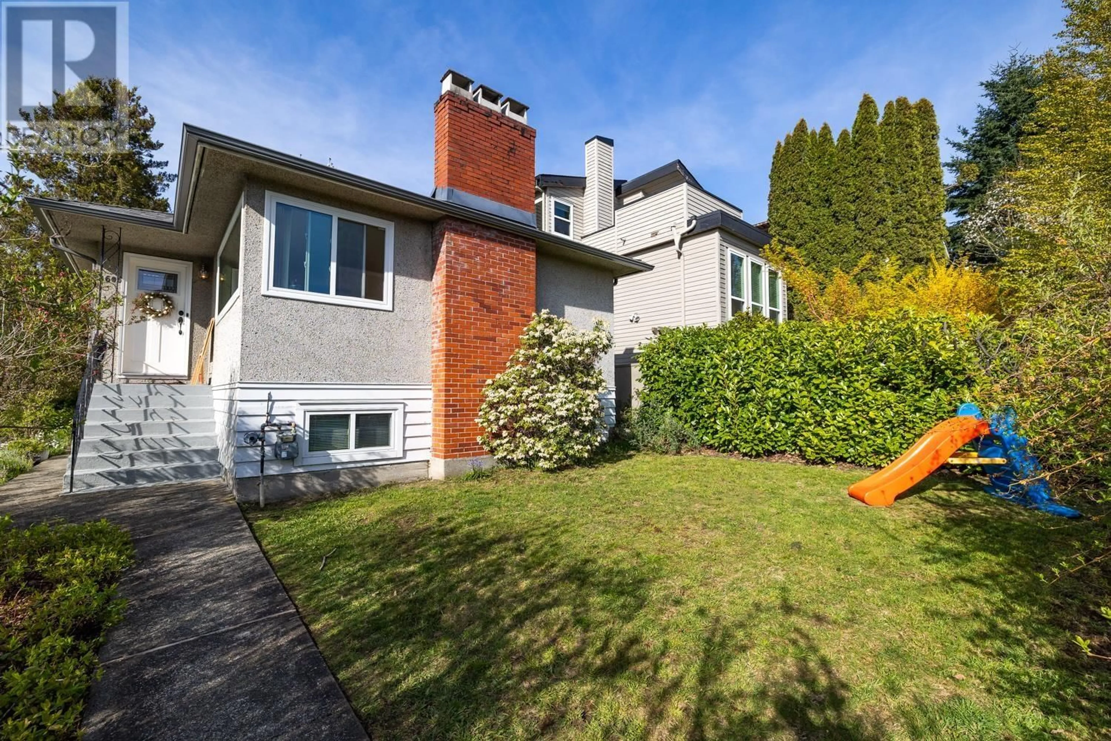A pic from outside/outdoor area/front of a property/back of a property/a pic from drone, street for 3605 OXFORD STREET, Vancouver British Columbia V5K1P4