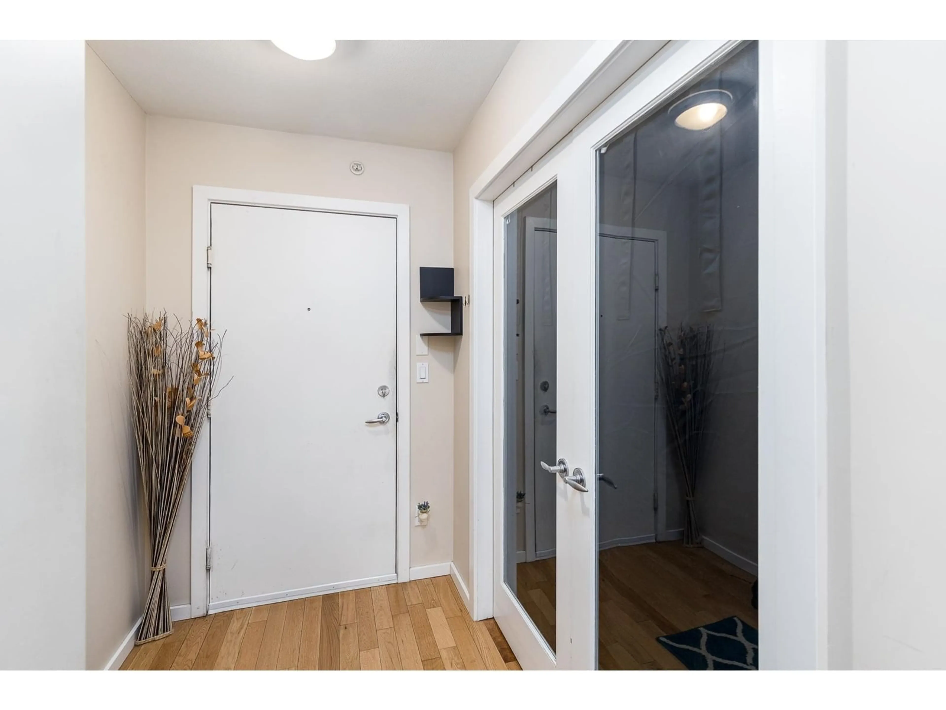 Indoor entryway for 103 - 15777 MARINE, White Rock British Columbia V4B1E5