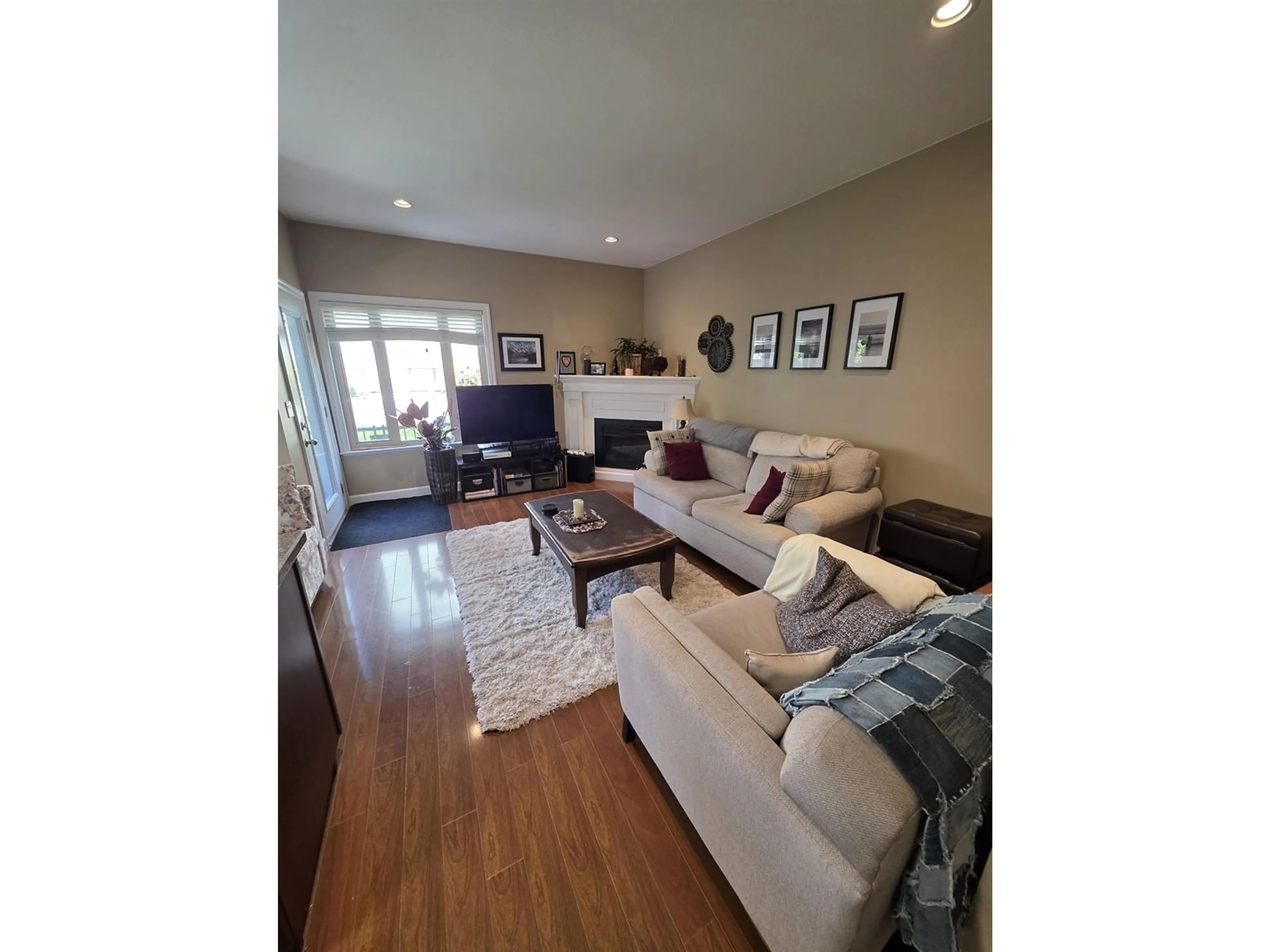 Living room with furniture, wood/laminate floor for 19309 67, Surrey British Columbia V4N1M7
