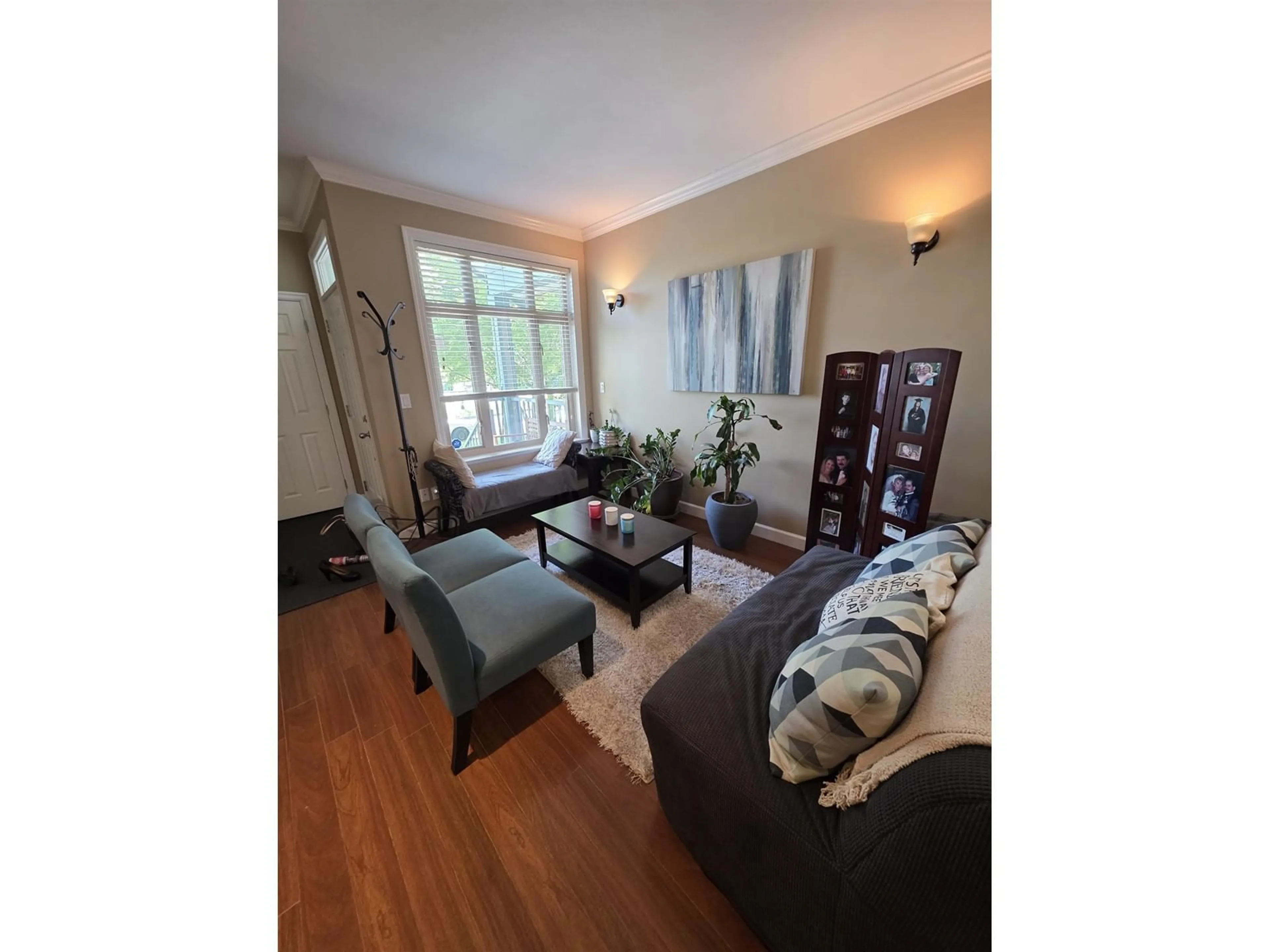 Living room with furniture, wood/laminate floor for 19309 67, Surrey British Columbia V4N1M7