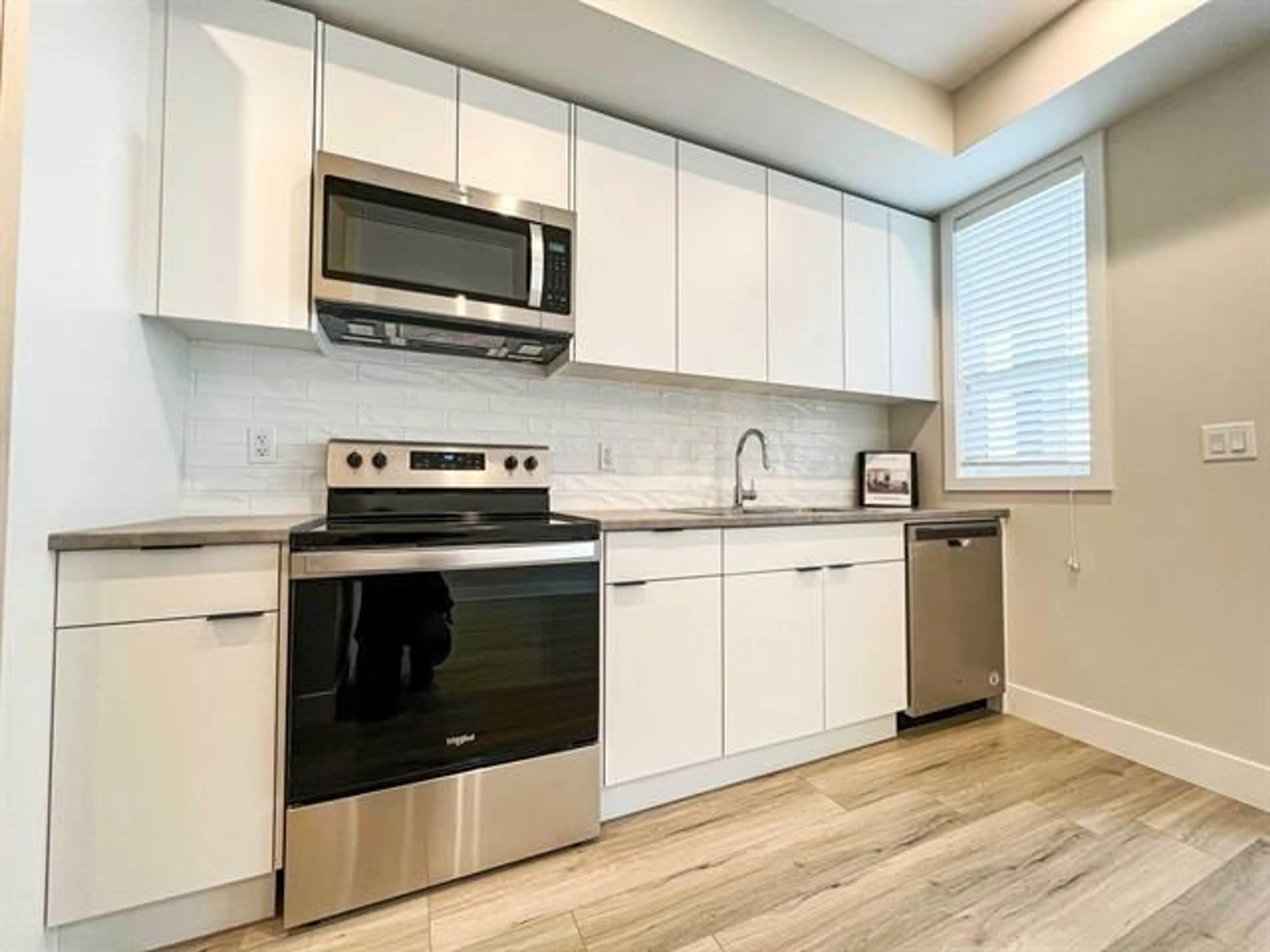 Standard kitchen, unknown for 305 - 1514 MCCALLUM, Abbotsford British Columbia V2S8A3