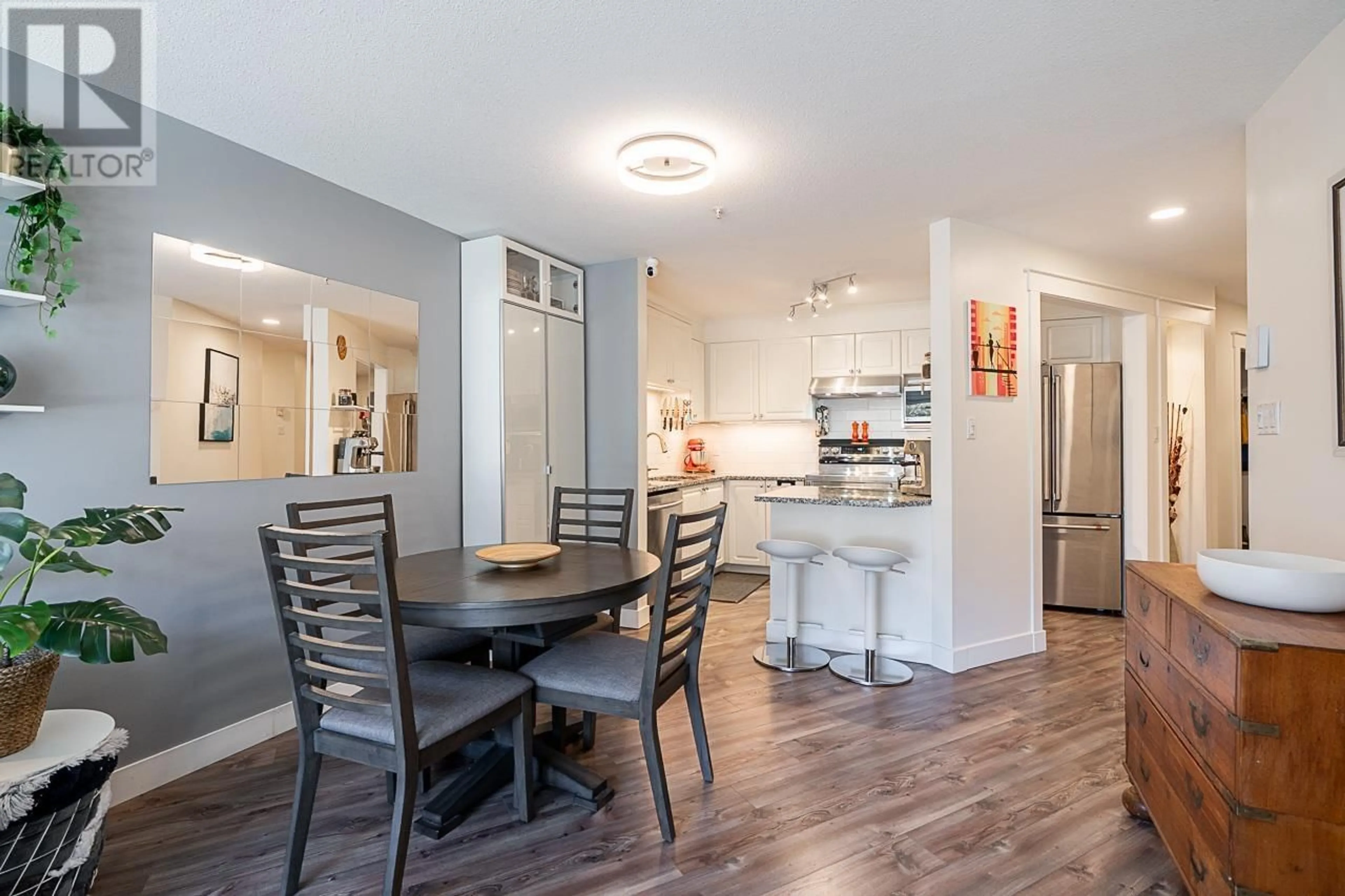 Open concept kitchen, wood/laminate floor for 216 - 2559 PARKVIEW LANE, Port Coquitlam British Columbia V3C6M1