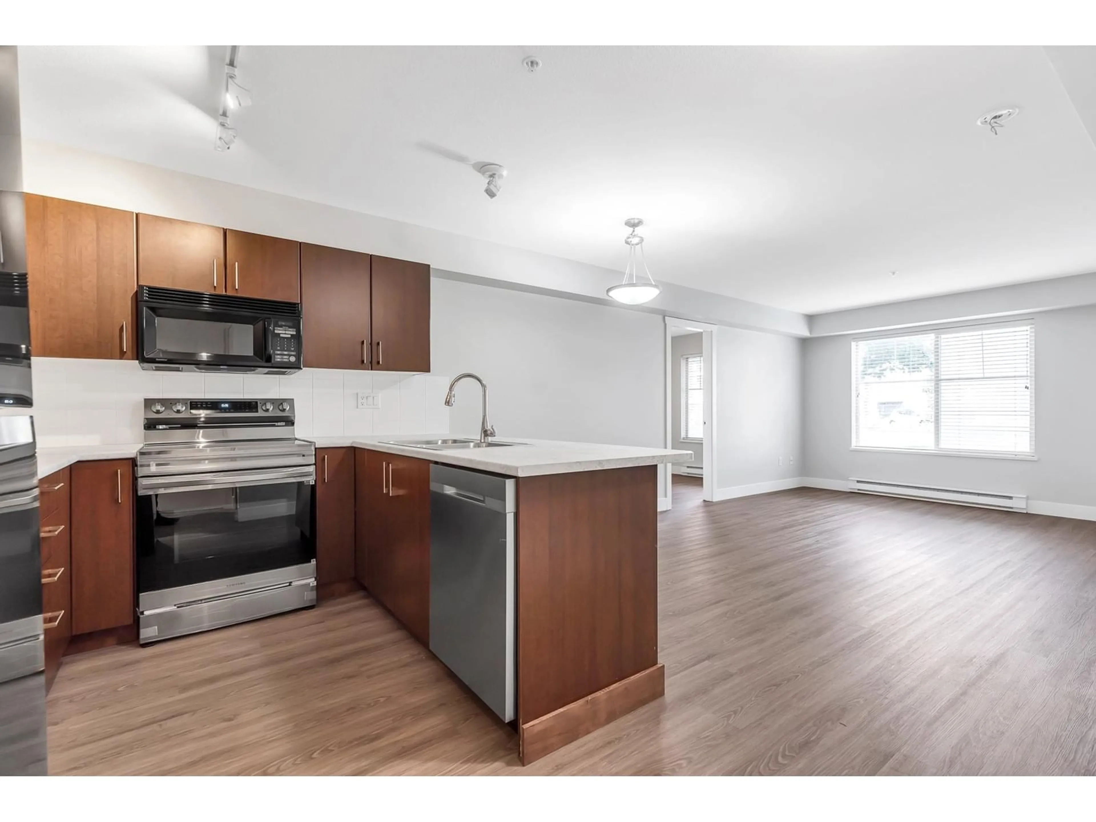 Open concept kitchen, wood/laminate floor for 101 - 45555 YALE ROAD, Chilliwack British Columbia V2P0A9