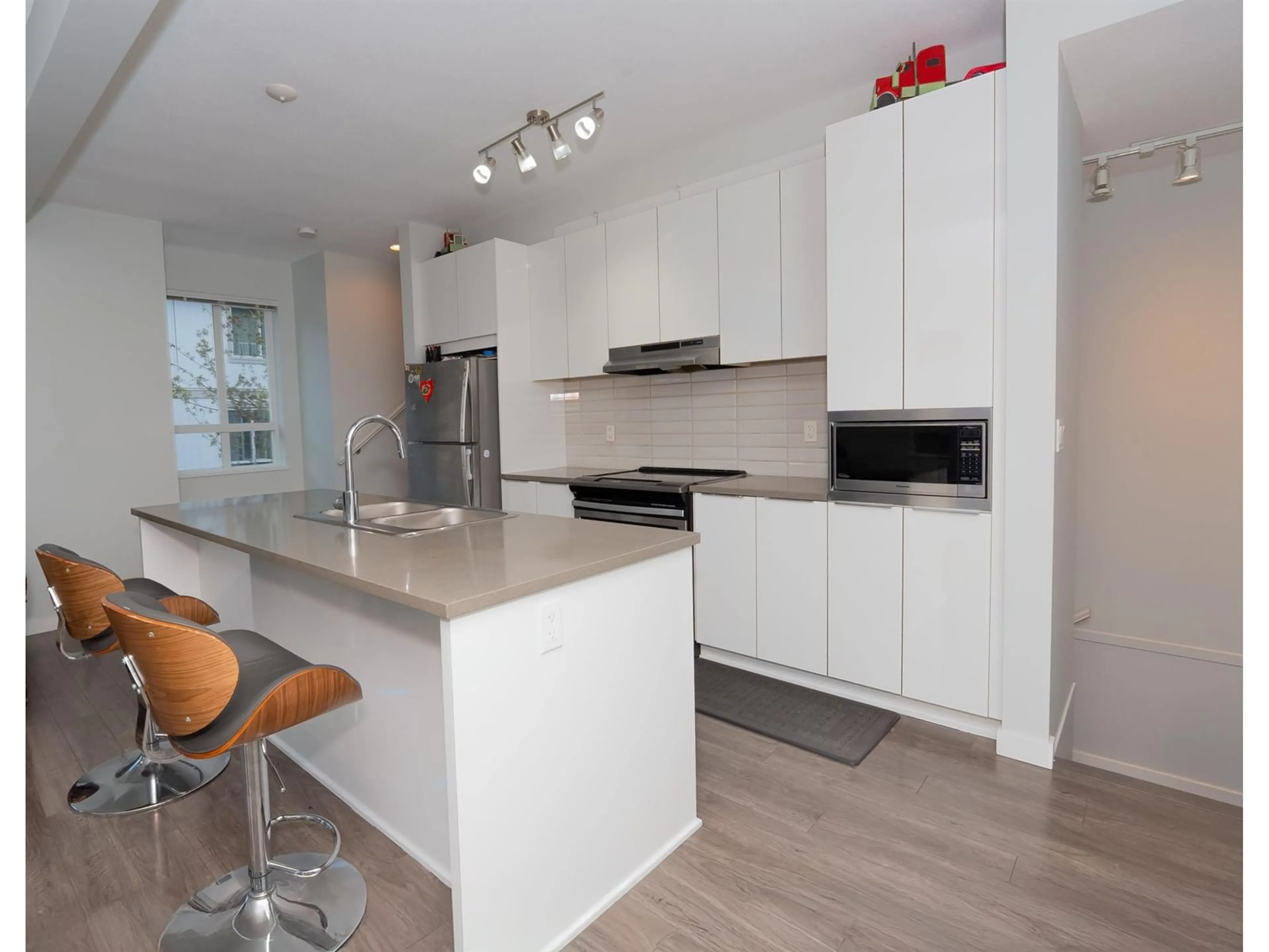 Open concept kitchen, wood/laminate floor for 48 - 30930 WESTRIDGE, Abbotsford British Columbia V2T0H6