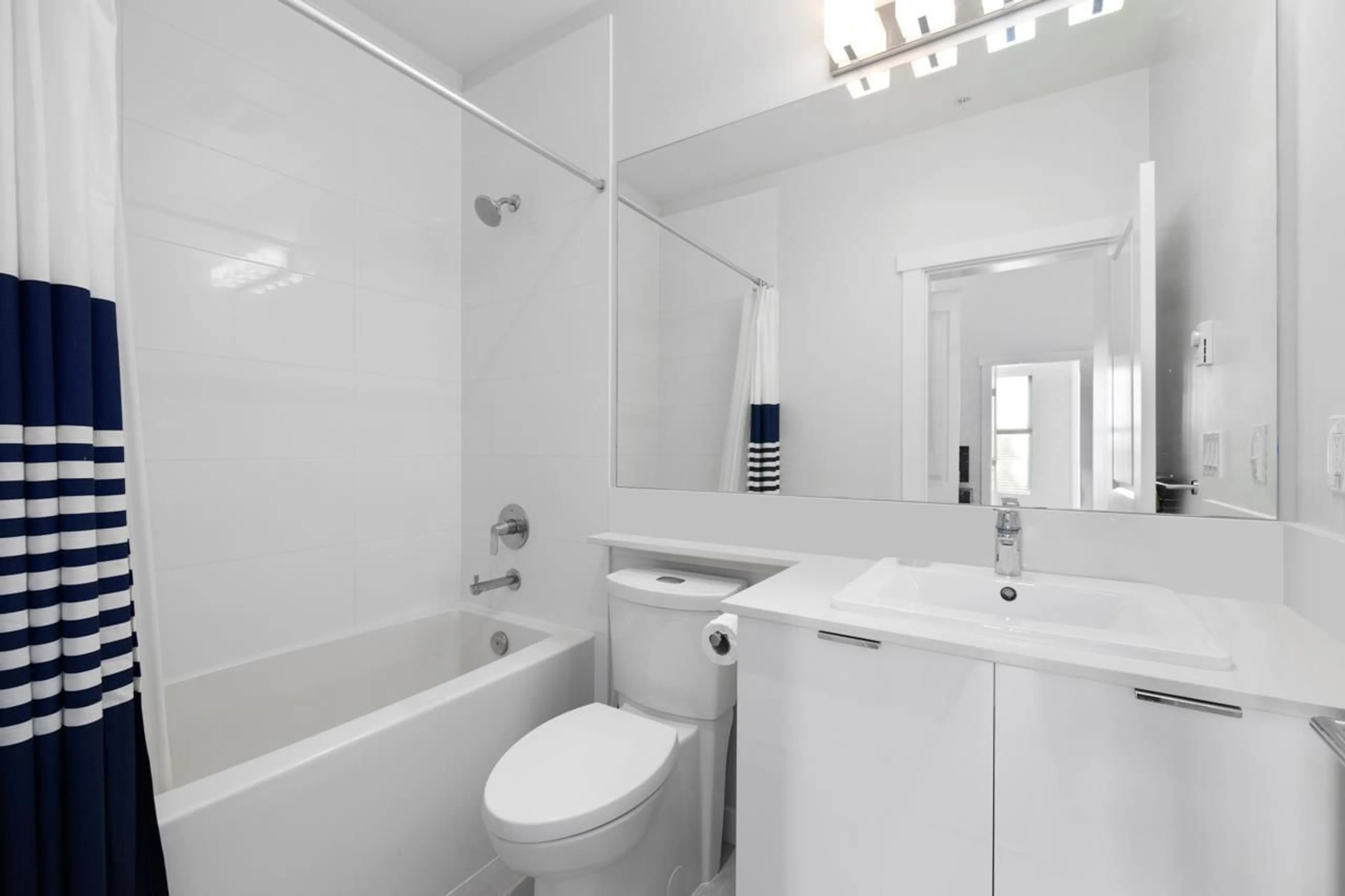 Standard bathroom, unknown for C607 - 8150 207, Langley British Columbia V2Y4J4