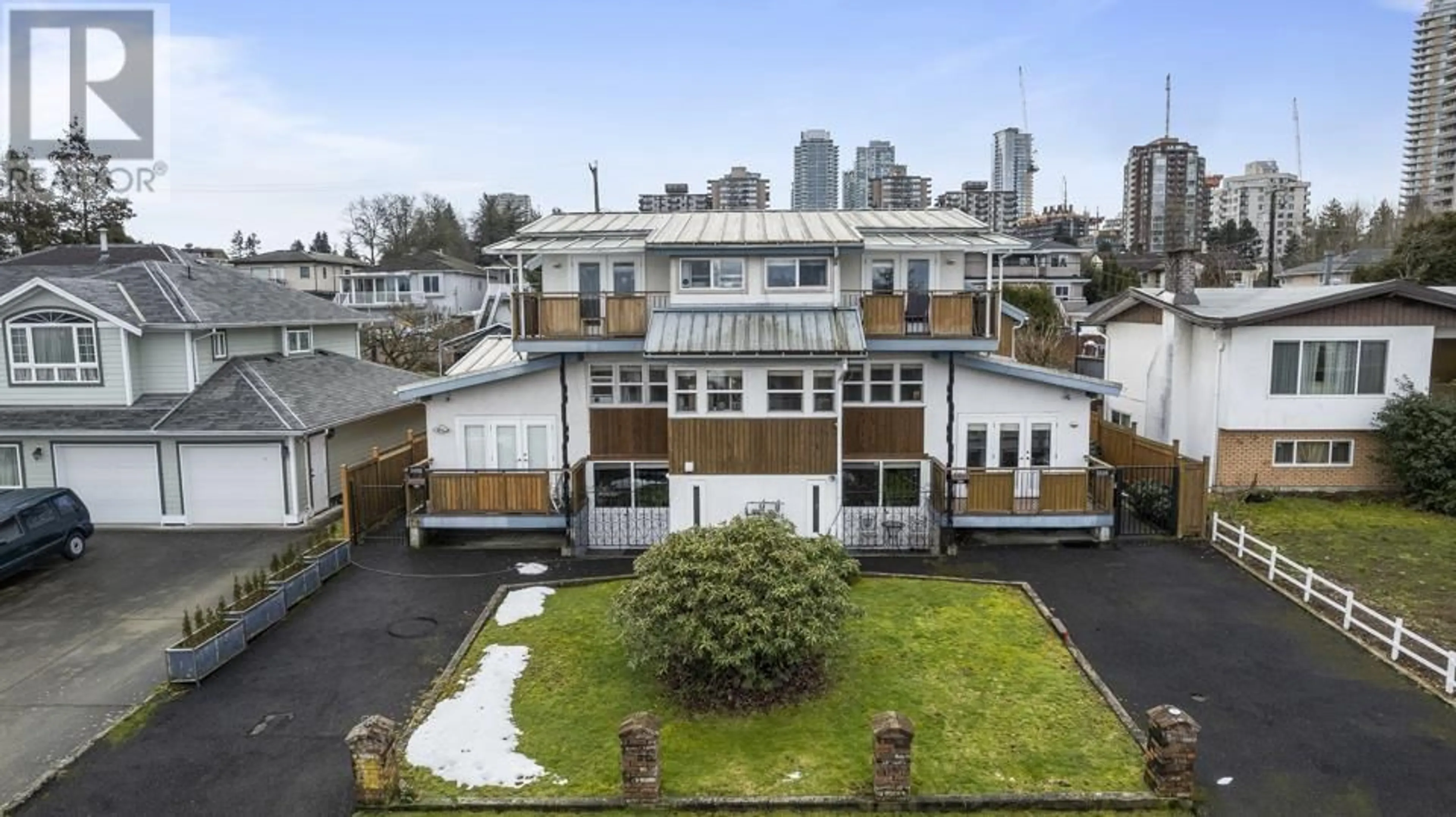 A pic from outside/outdoor area/front of a property/back of a property/a pic from drone, unknown for 5006 MAITLAND STREET, Burnaby British Columbia V5H1N5