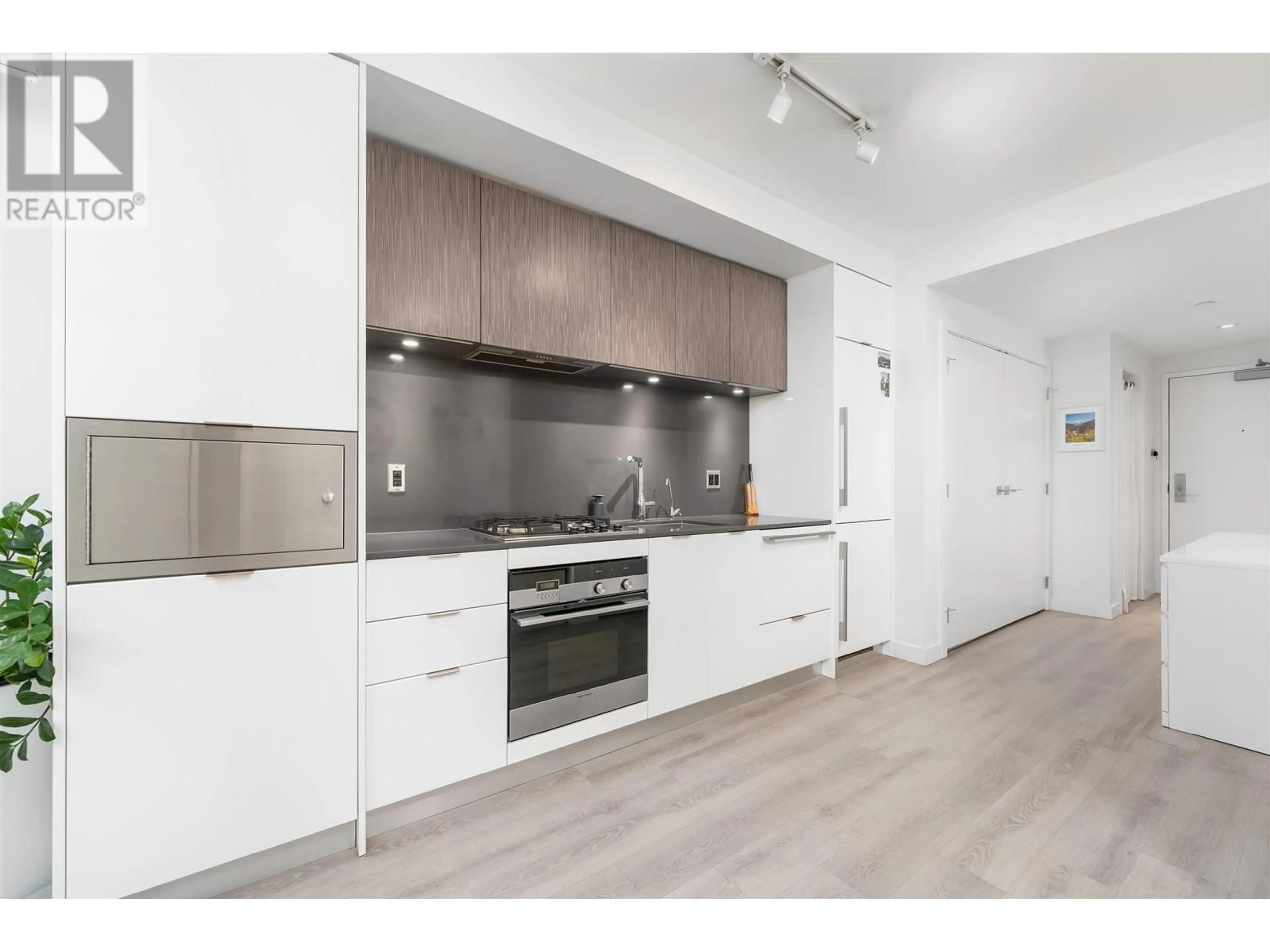 Standard kitchen, wood/laminate floor for 411 - 209 7TH AVENUE, Vancouver British Columbia V5T0H3