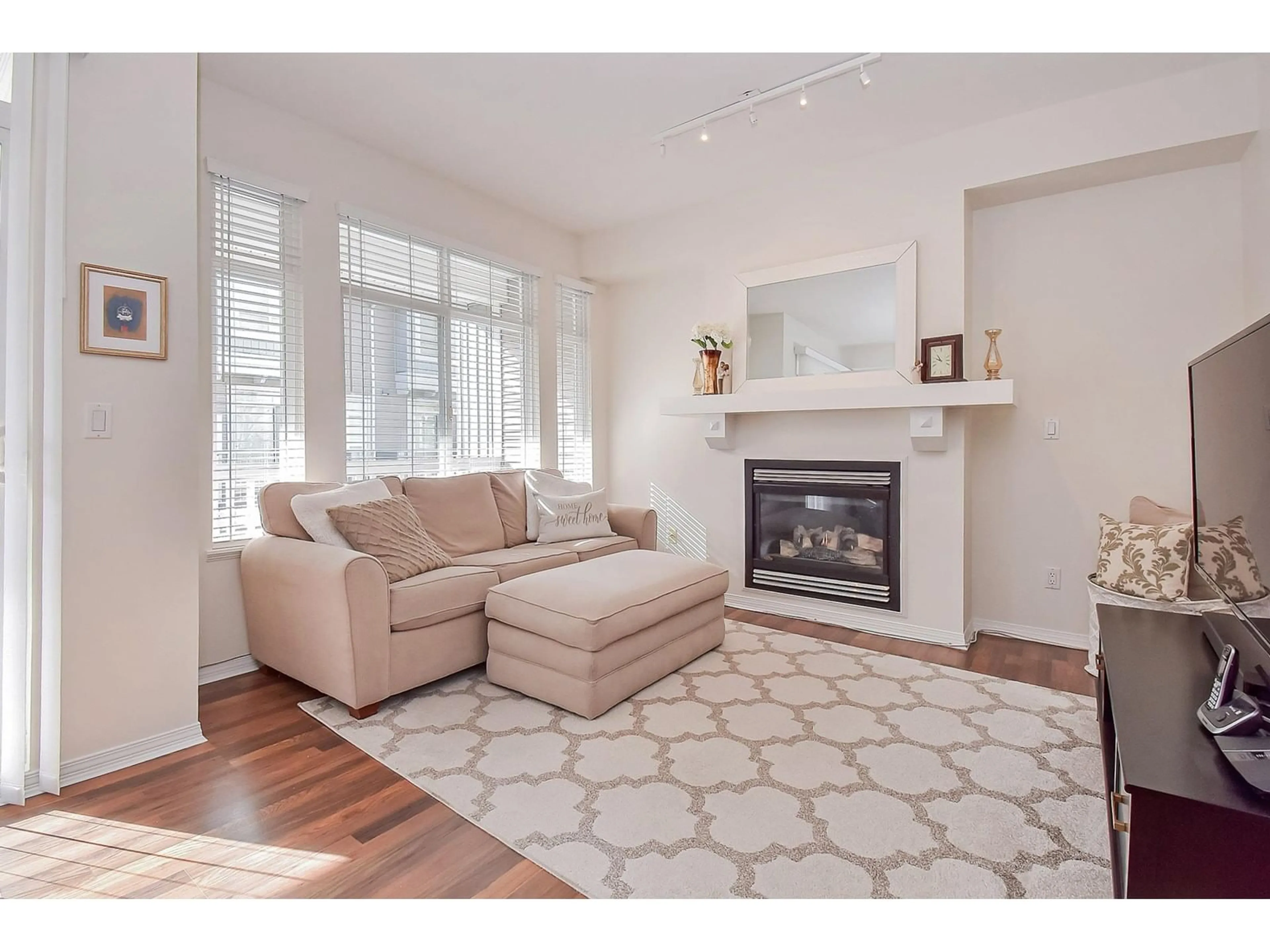 Living room with furniture, unknown for 21 - 15068 58, Surrey British Columbia V3S9J9