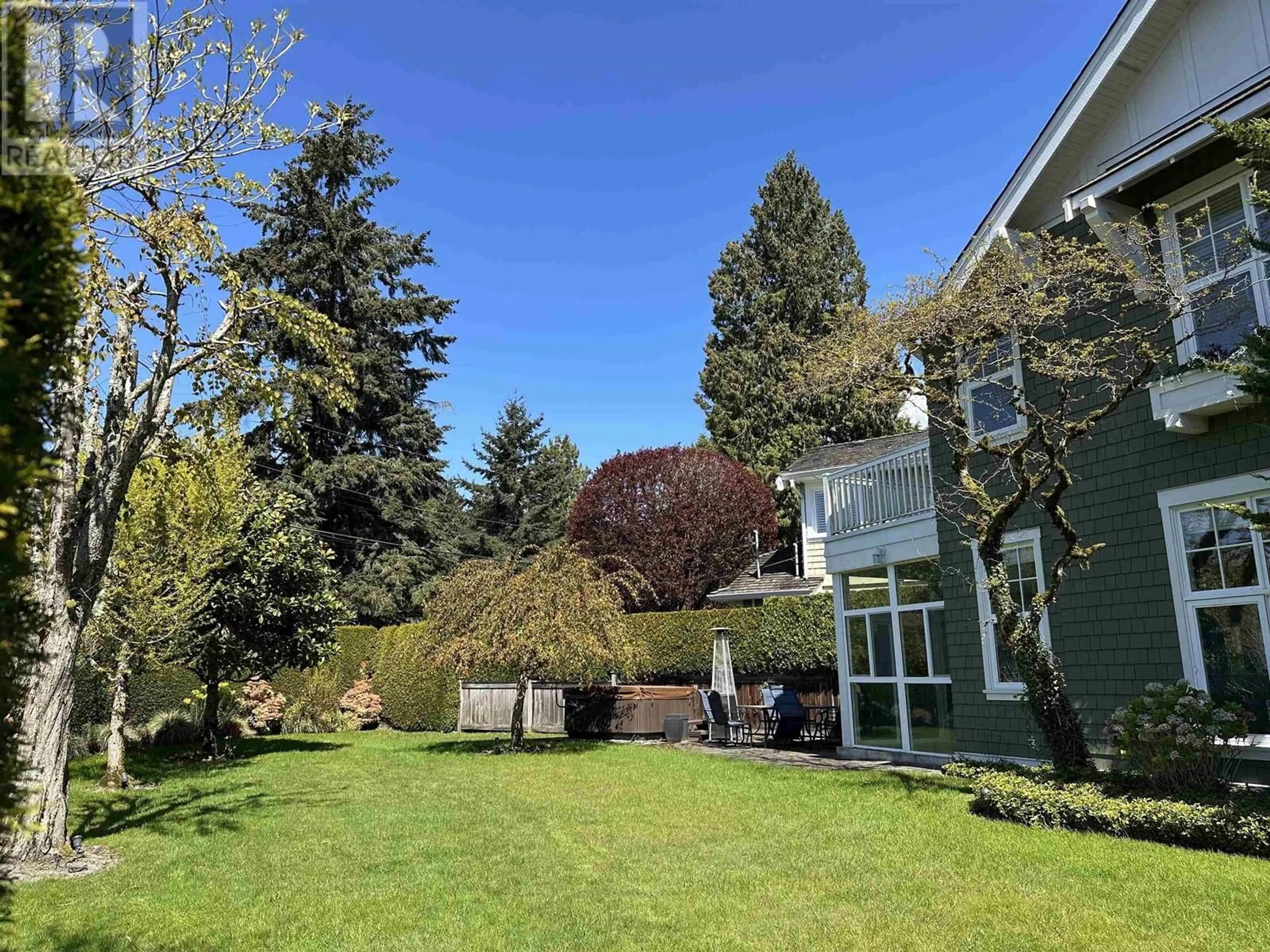 A pic from outside/outdoor area/front of a property/back of a property/a pic from drone, unknown for 4379 ROSS CRESCENT, West Vancouver British Columbia V7W1B3