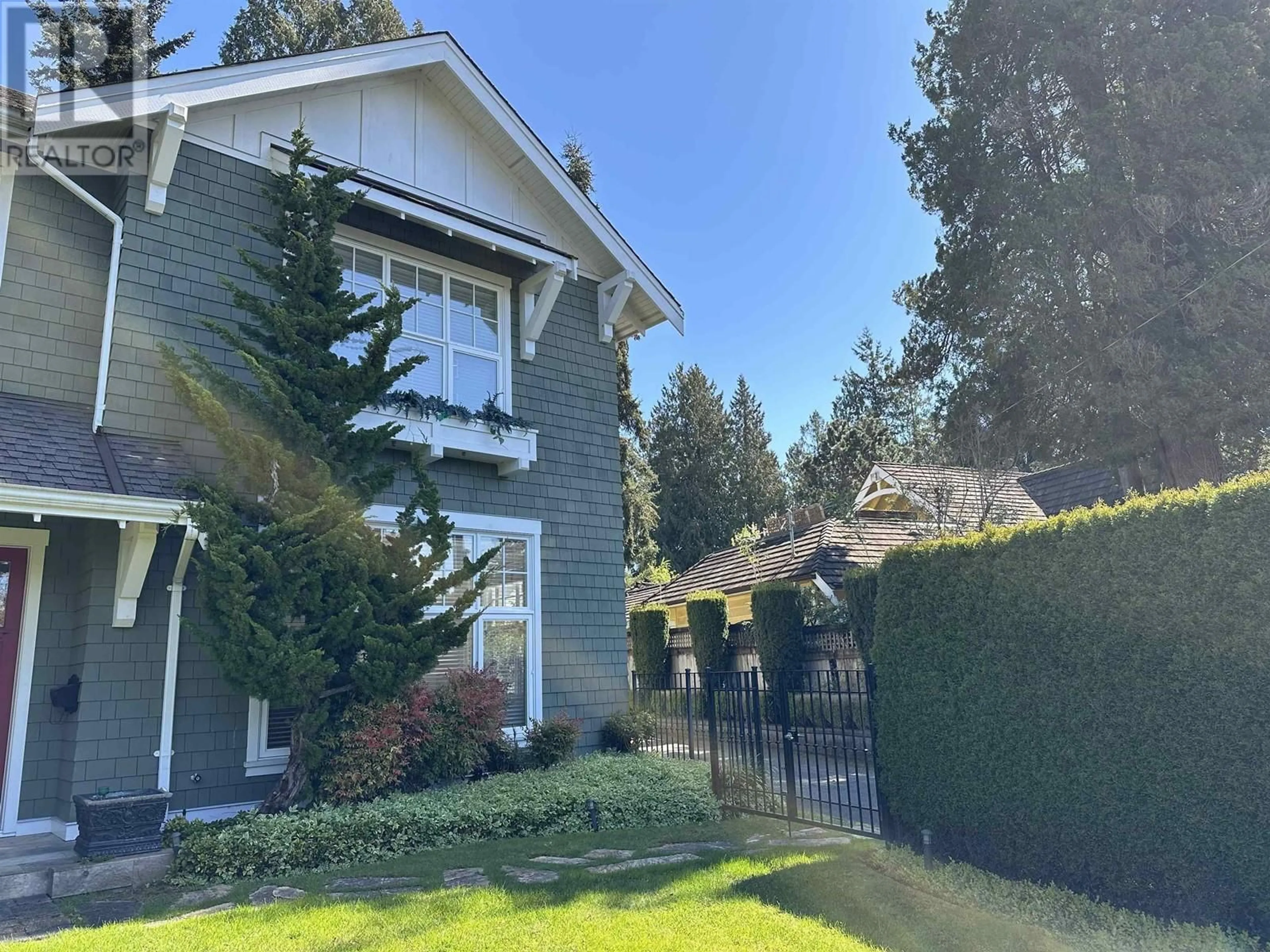 A pic from outside/outdoor area/front of a property/back of a property/a pic from drone, street for 4379 ROSS CRESCENT, West Vancouver British Columbia V7W1B3